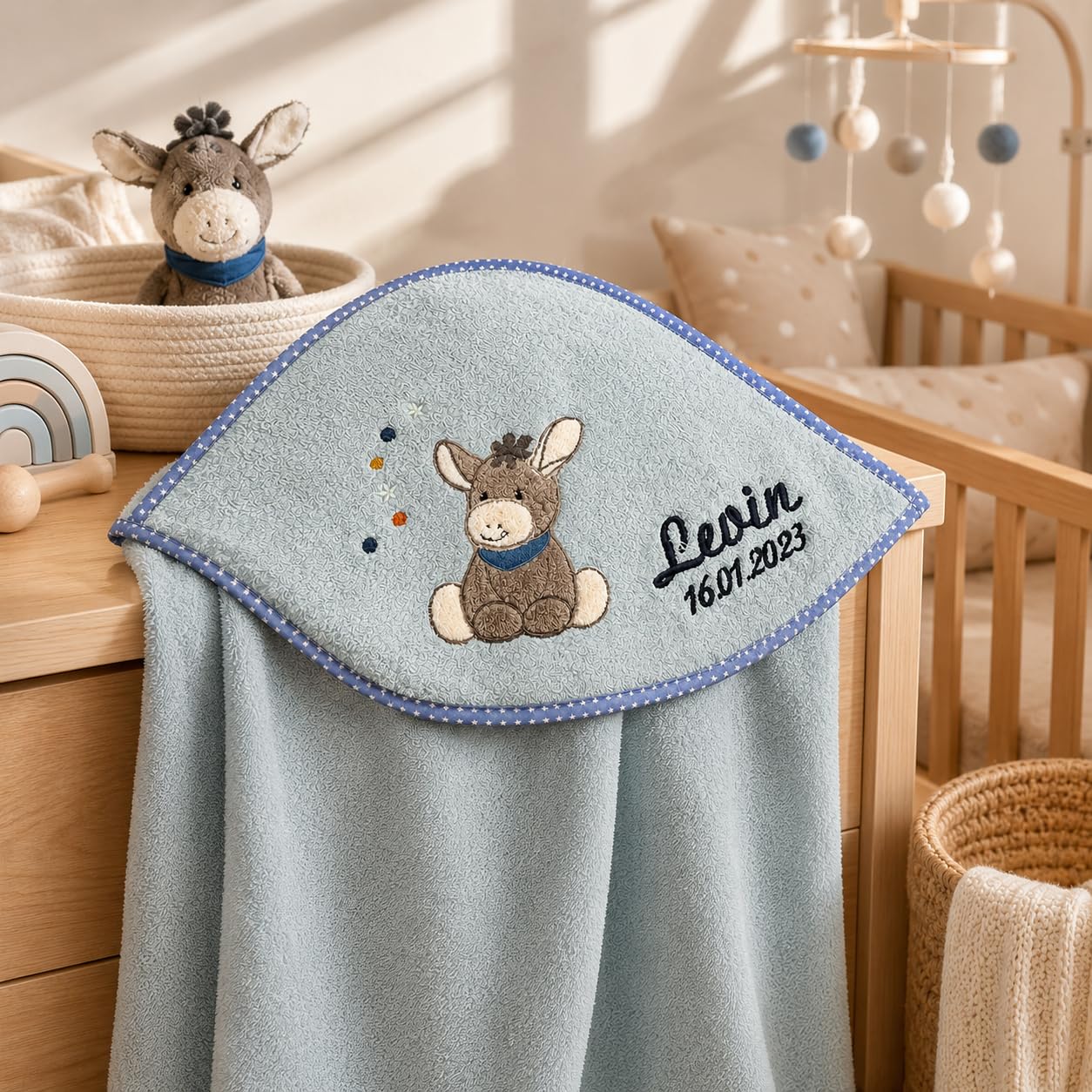 Sterntaler Badetuch 100x100 cm aus 100% Baumwolle personalisiert mit Namen/inklusive Bestickung (Emmi sitzend)
