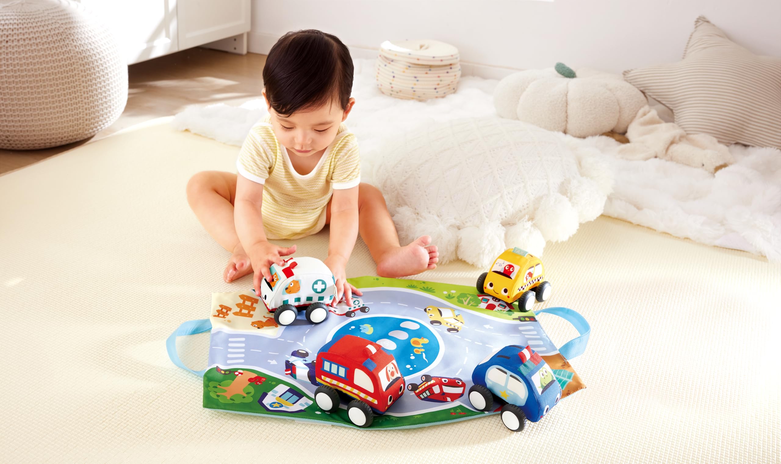 Hape Set auto di peluche con motore a ritiro, composto da camion dei pompieri, auto della polizia, ambulanza e taxi con custodia pieghevole – allo stesso tempo tappetino da gioco
