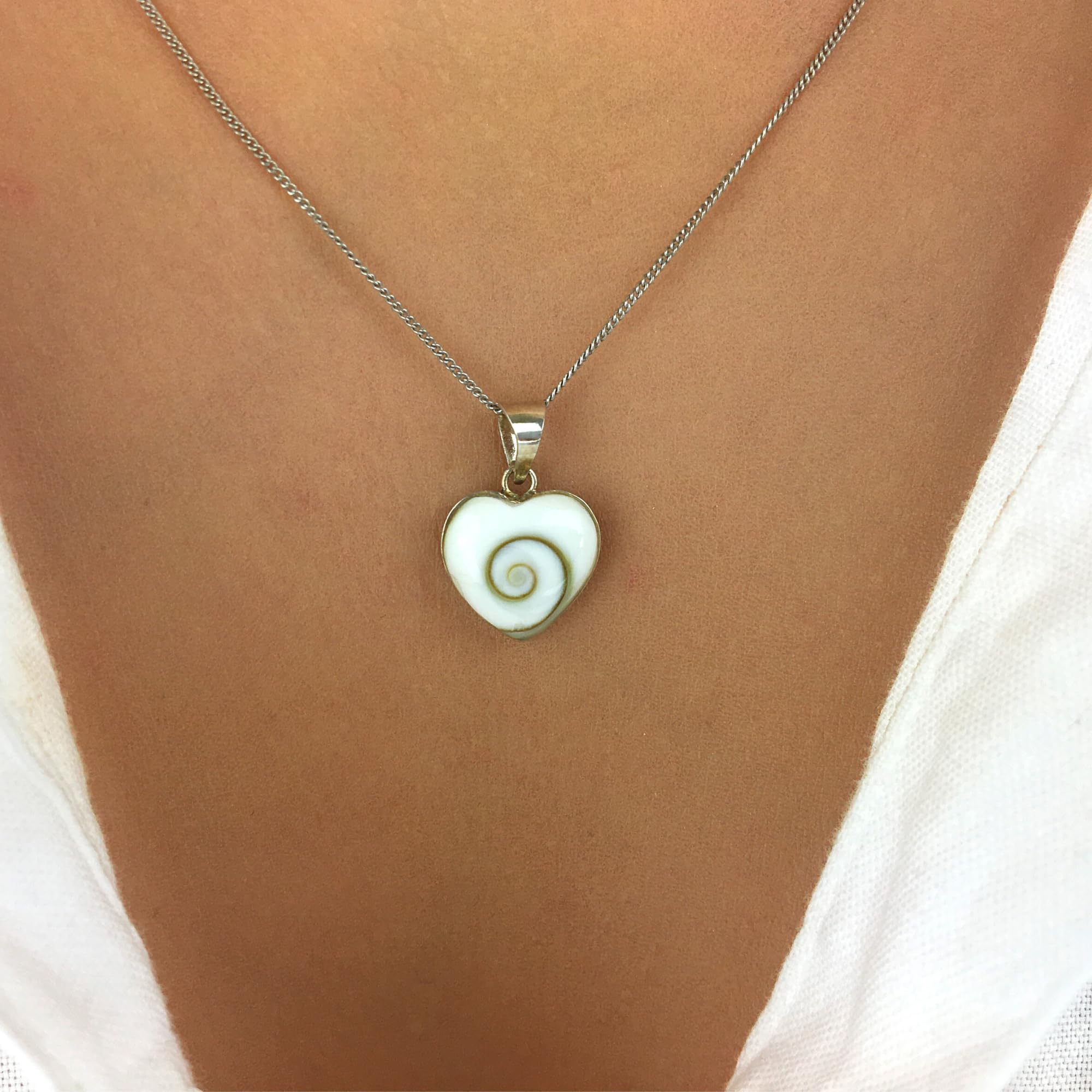 Collar de plata de ley con forma de corazón de concha de ojo de Shiva - Colgante de concha de mar en forma de corazón 925 en cadena de 18" Joyería bohemia playera para mujer Collares estilo