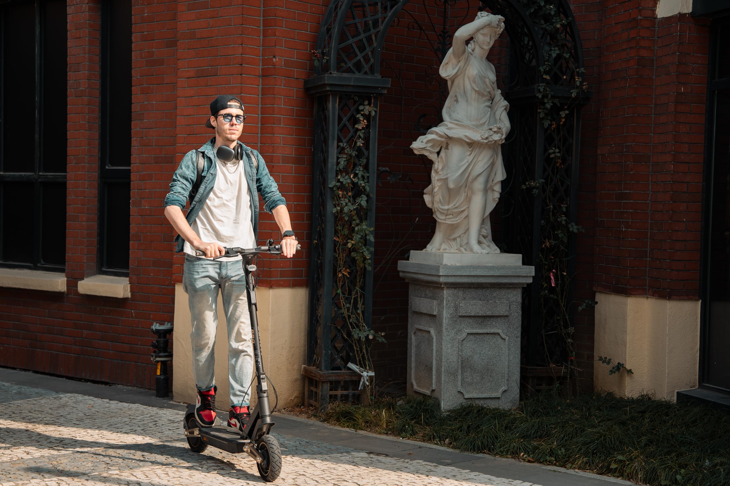 NAVEE ST3 et ST5 Trottinette Electrique Adulte 60-90km Autonomie 25km/h, Moteur 1000-1650W, Suspension Avant et Arrière, Pneus 10″ sans Chambre, Antivol Connectivité Bluetooth, TCS, avec APP