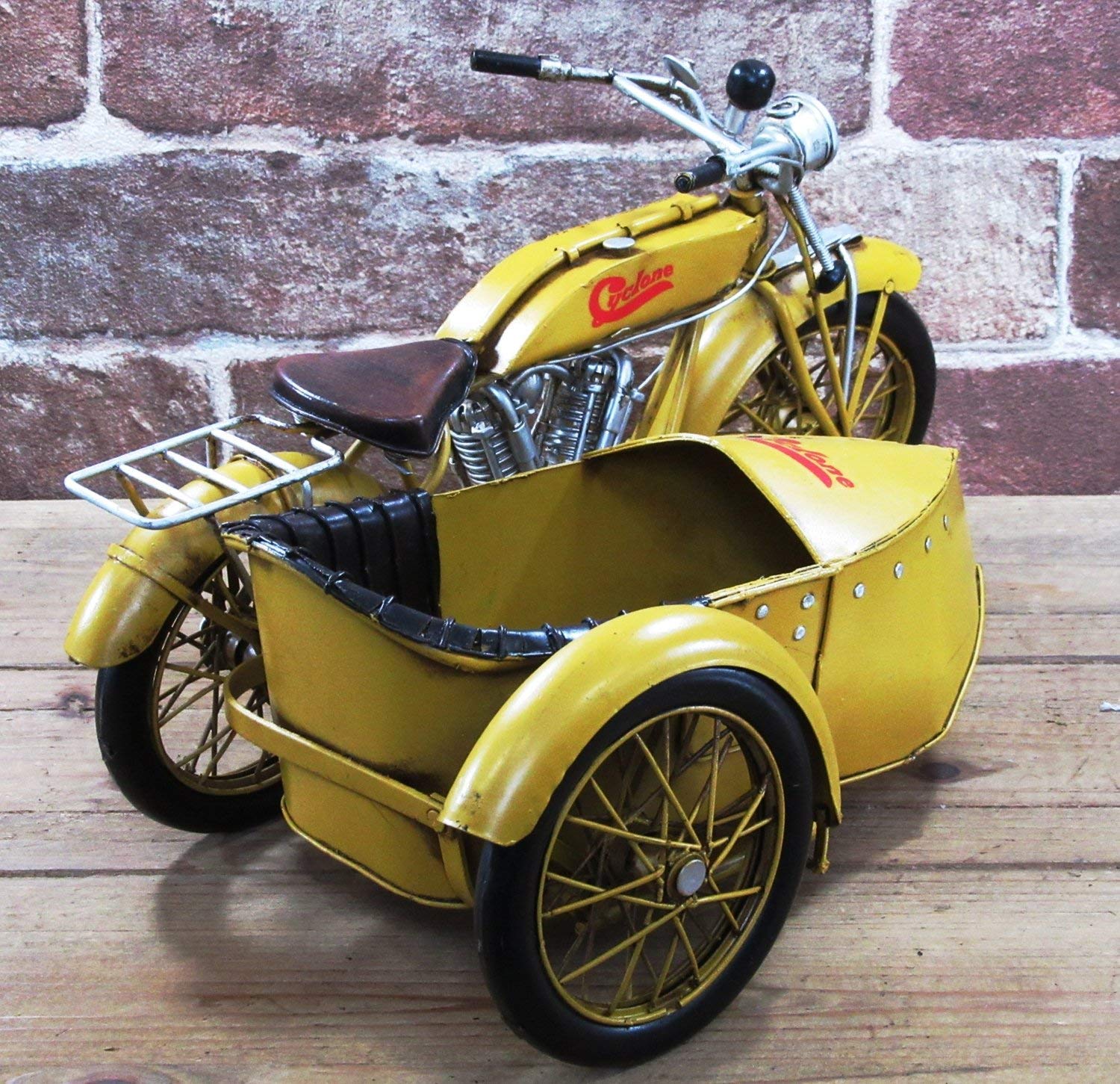 大迫力のぶりきのおもちゃ黄色のバイクです 大迫力のぶりきのおもちゃ黄色のバイクです