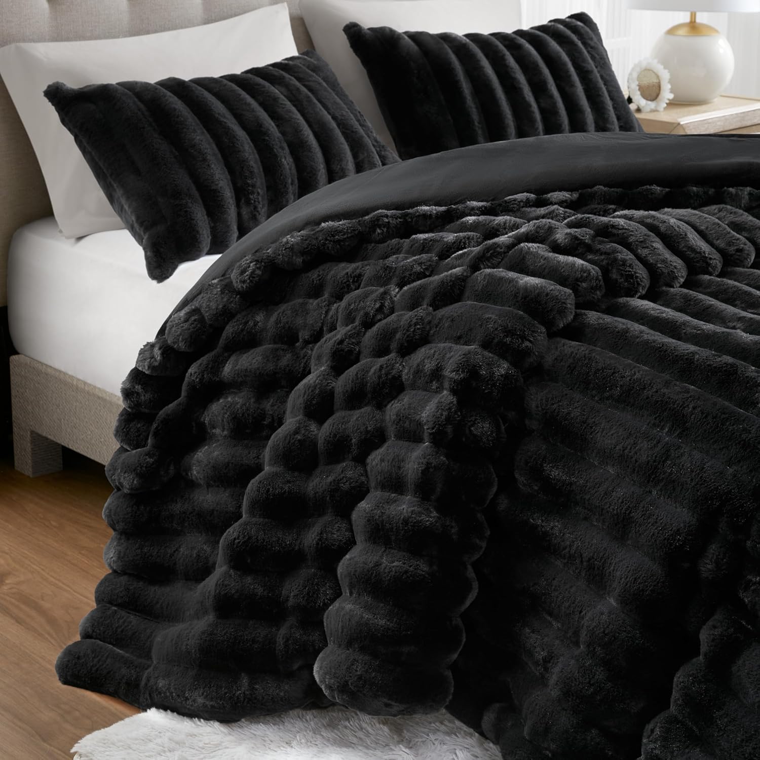 Madison Park Jasmine Queen Comforter Set, Luxurious Reversible Faux Fur Plush Ribbed Velvet Bedding, Fuzzy Thick Warm Winter Comforter, Super Soft Fluffy 3-Piece Set Black