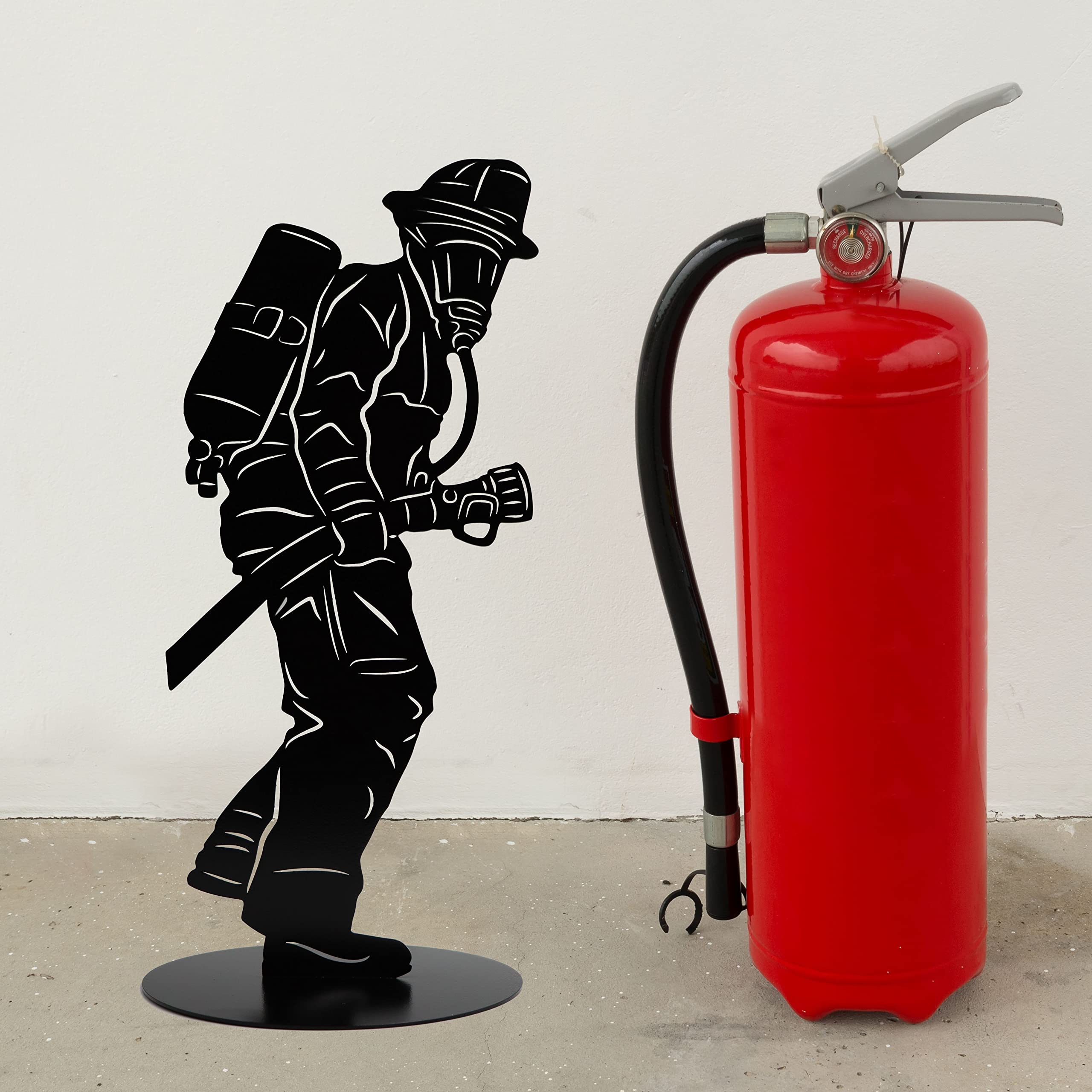 Rostikal Feuerwehrmann Figur Schwarz 40 cm Metall Skulptur Feuerwehr Deko | Pulverbeschichtete Statue mit Bodenplatte, standfeste Dekofigur für Wohnzimmer, Terrasse und Garten, Geschenkidee für Männer