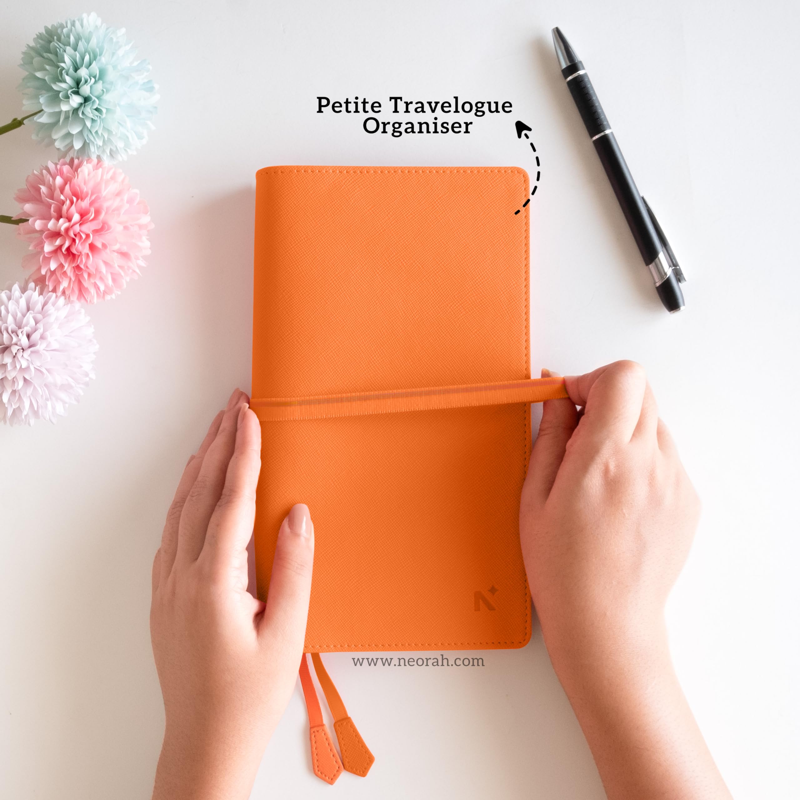 NEORAH — Funda para cuaderno de viajeros PETITE + diario de cuadrícula de puntos | Funda de piel sintética | Compartimento frontal y trasero | 3 ranuras para tarjetas | 2 marcadores | Caja de regalo -