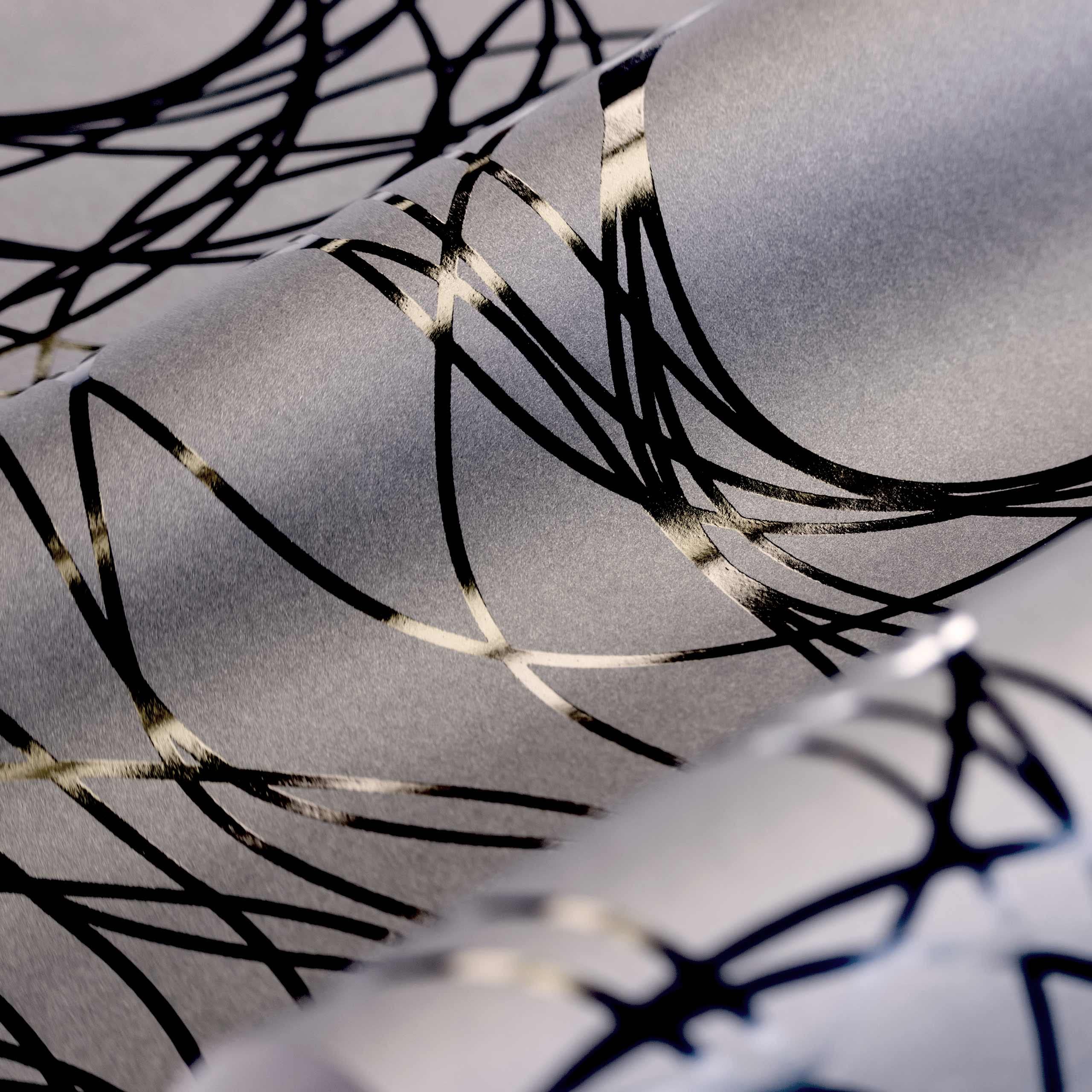 Geschenkpapier Rolle 50 cm x 50 m, Motiv Pablo, hochglänzend schwarze Linien in Relieflack auf mattgrauem Fond. Für Weihnachten, Geburtstag, Vatertag. Weihnachtsgeschenkpapier.