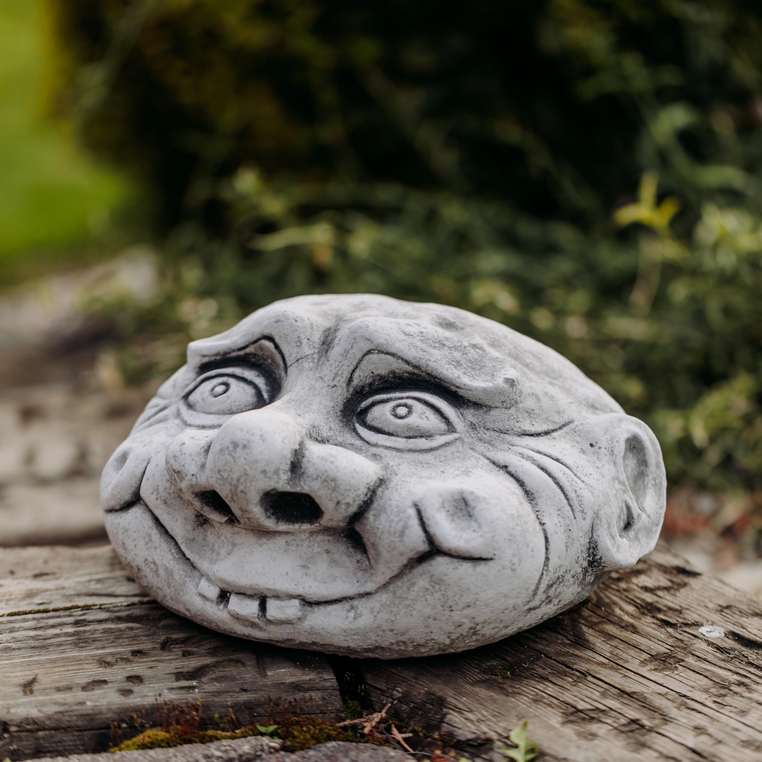 gartendekoparadies.de Lustiges Gesicht Steinkopf, Deko-Stein, H. 15 cm, 25 x 28 cm, 10 kg, Grau, frostsicher aus Steinguss für Außenbereich