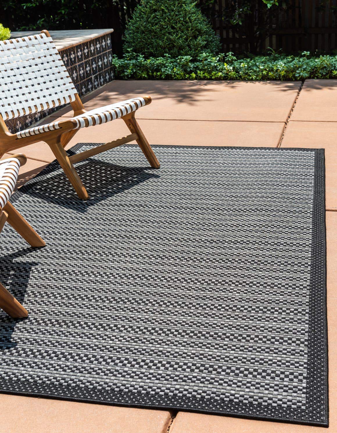 Unique Loom Outdoor Border Collection Area Rug - Checkered (8' x 11' 4" Rectangle, Gray/ Black)