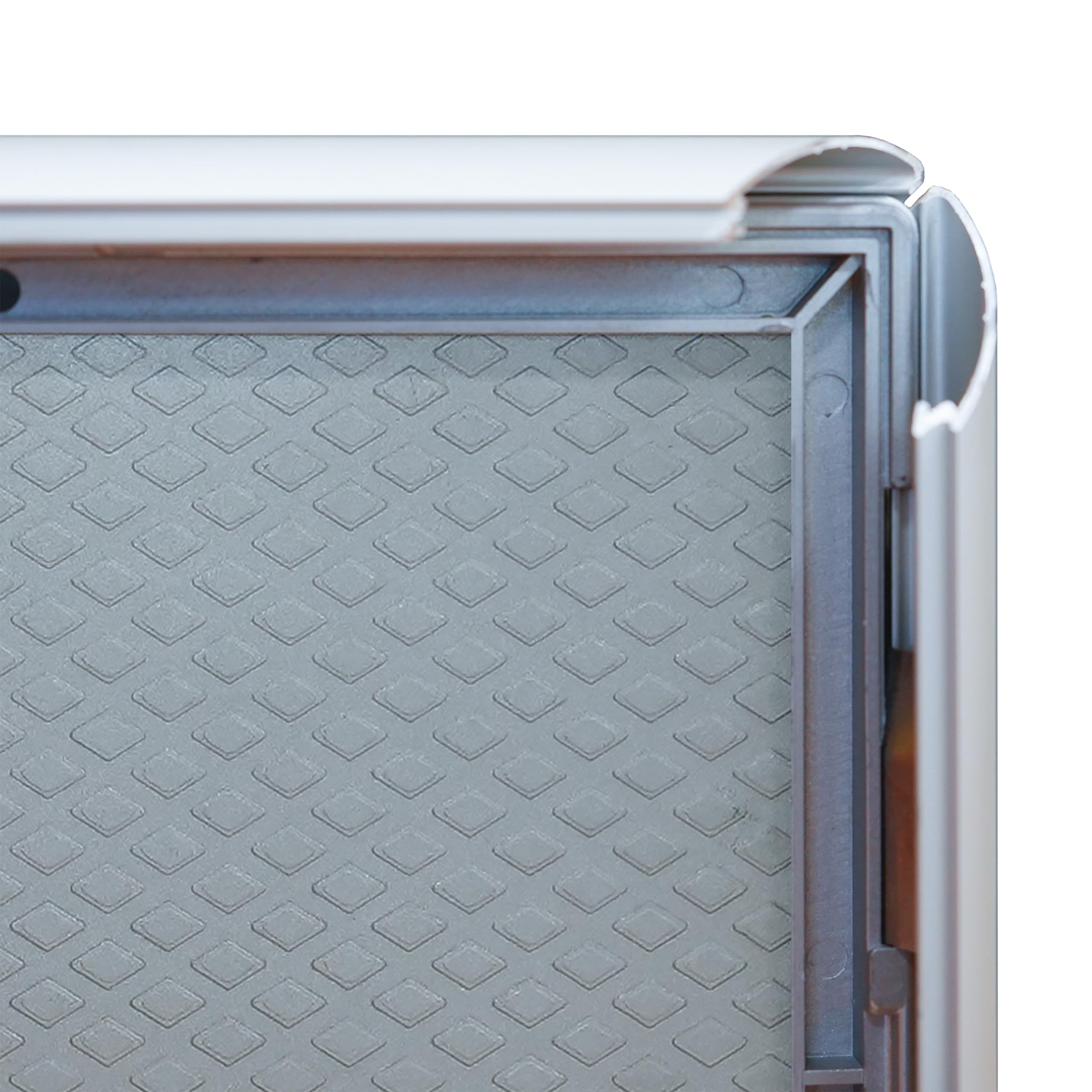 Europel Cornice a Scatto A4 Argento – Confezione 10 pz, alluminio anodizzato 25mm, angoli a 45°, foglio antiriflesso PET, kit fissaggio incluso, per negozio e ufficio