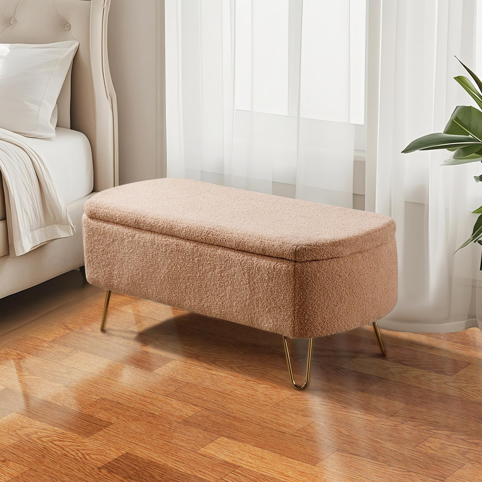 Banc coffre capitonné sophistiqué en tissu Teddy camel et métal doré