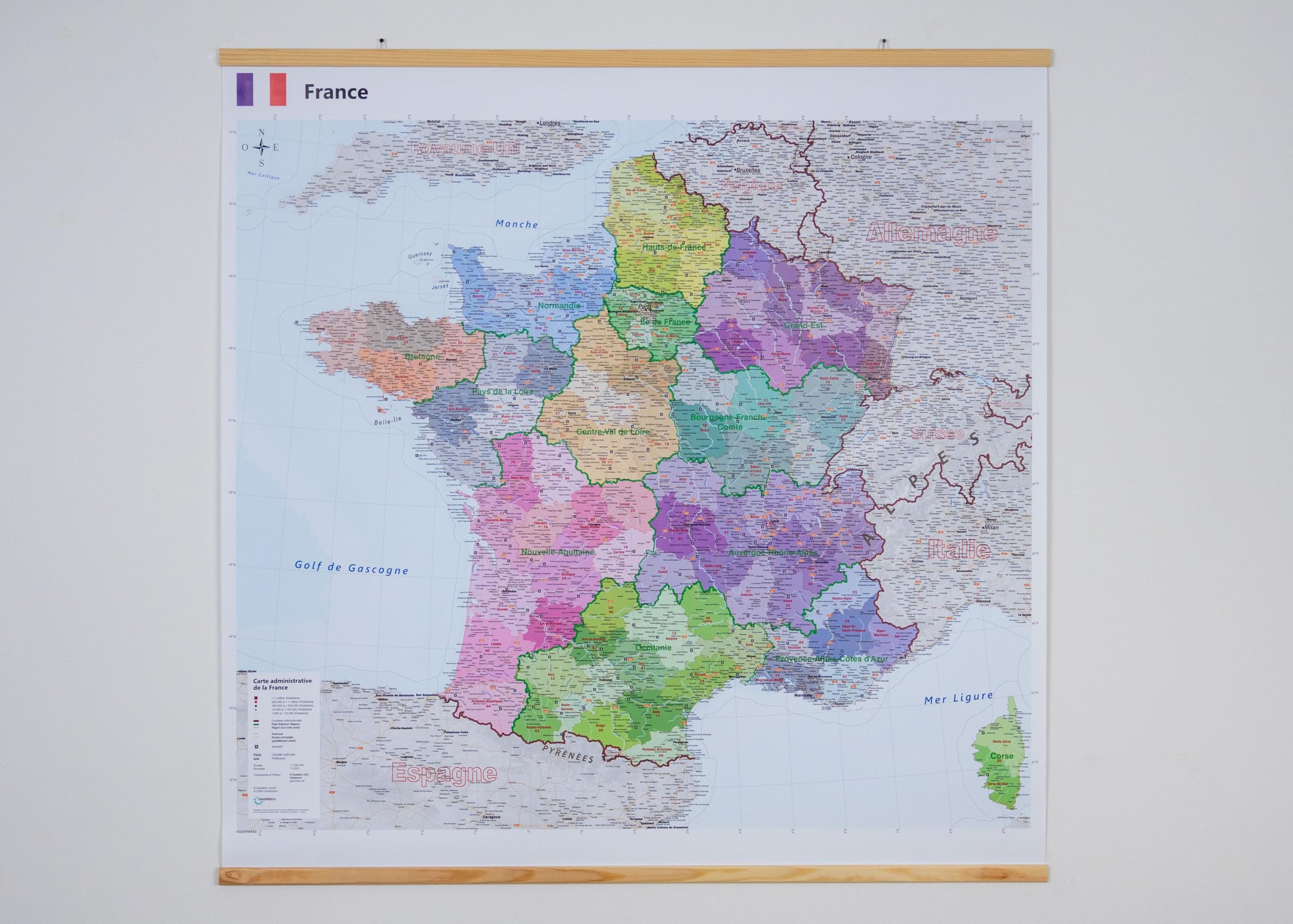 GeoMetro Carte administrative de la France en français de 100 x 100 cm, avec plastification sur les deux faces avec départements et baguettes en bois pour l'accrochage, Départements