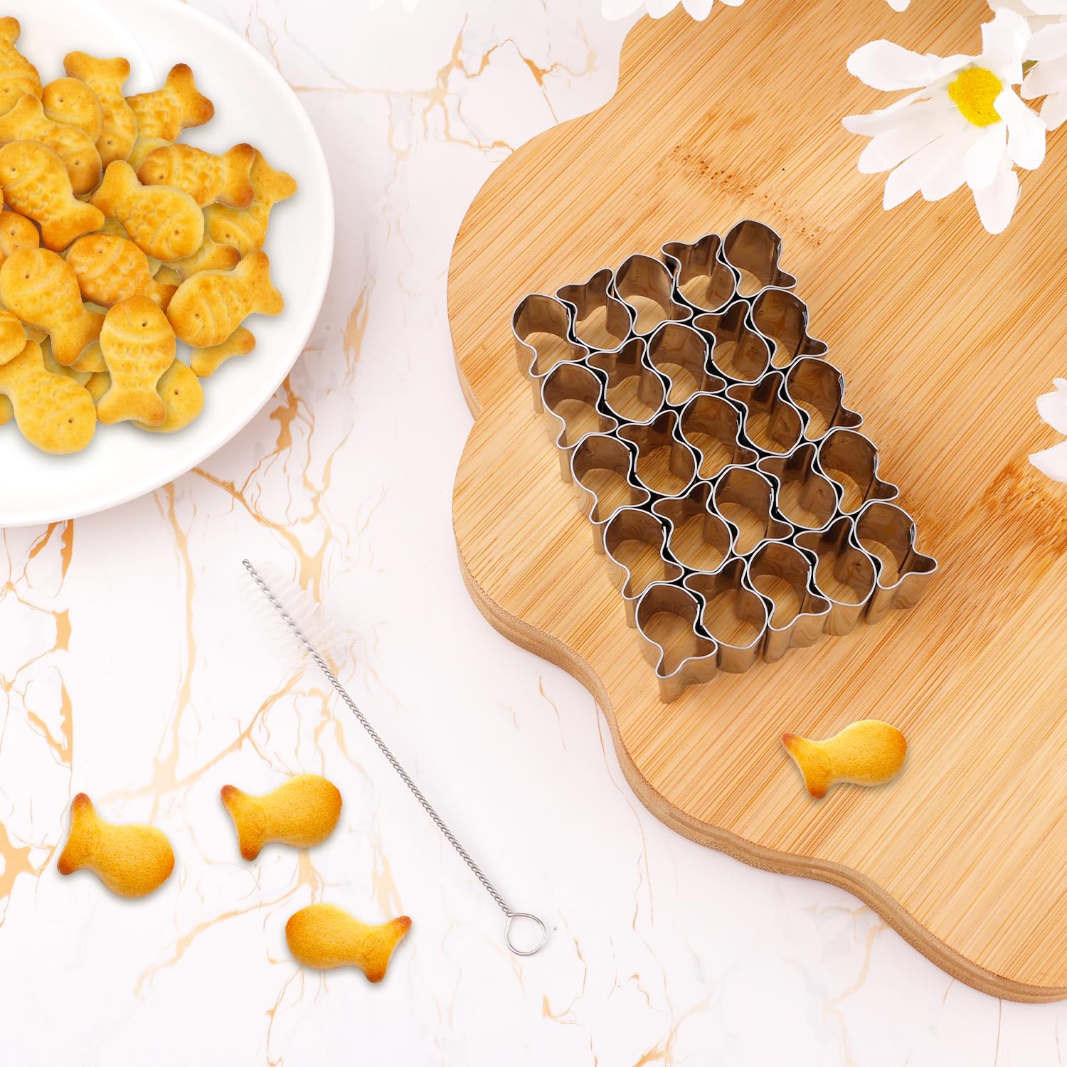 Emporte-pièce en forme de poisson rouge, 25 cavités en acier inoxydable avec brosse de nettoyage, mini emporte-pièce en forme d'animal mignon pour la cuisson du chocolat