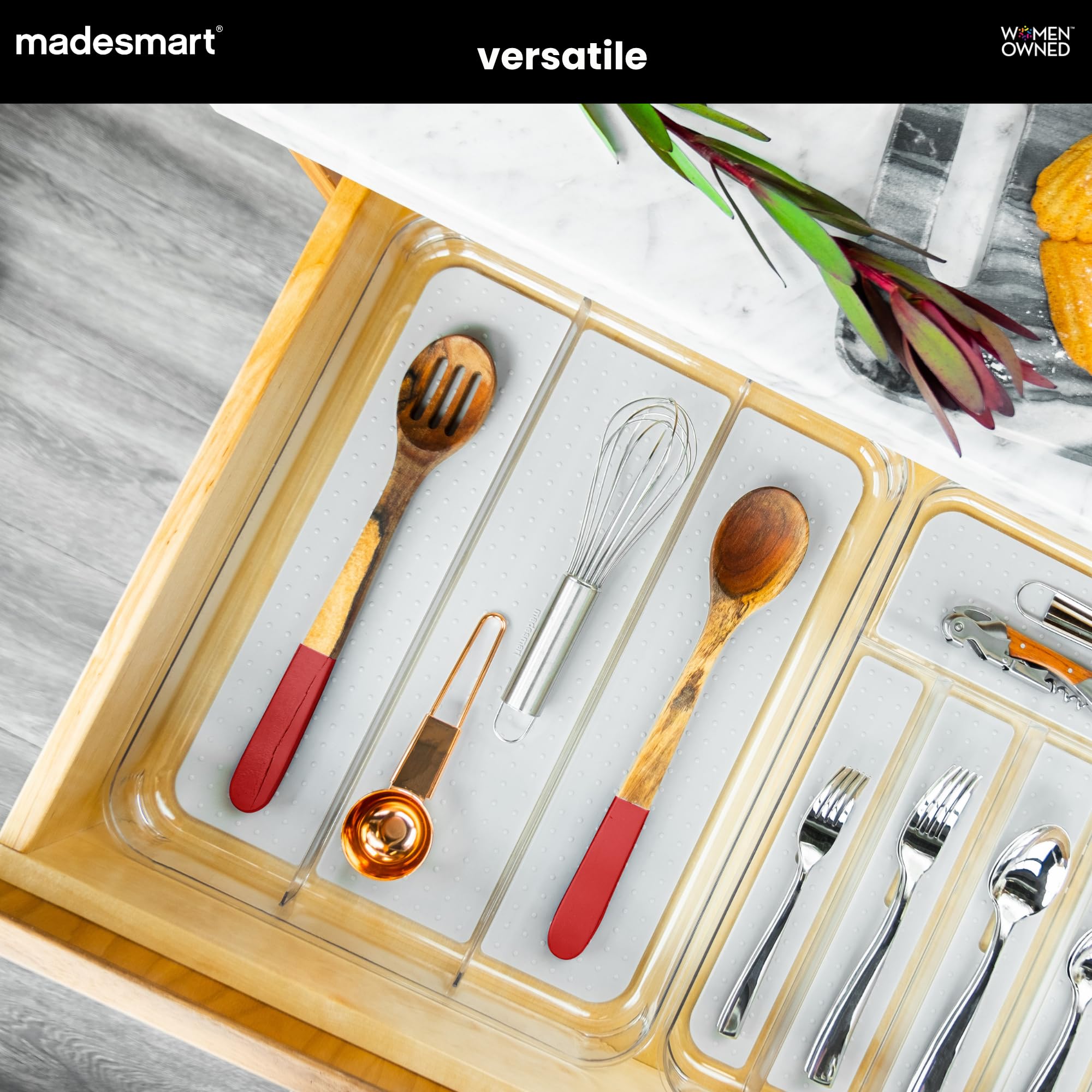 Madesmart - Bandeja para utensilios (tamaño grande), color gris claro | Colección de agarre suave transparente | 3 compartimentos | Forro de agarre suave | Patas antideslizantes | Sin BPA