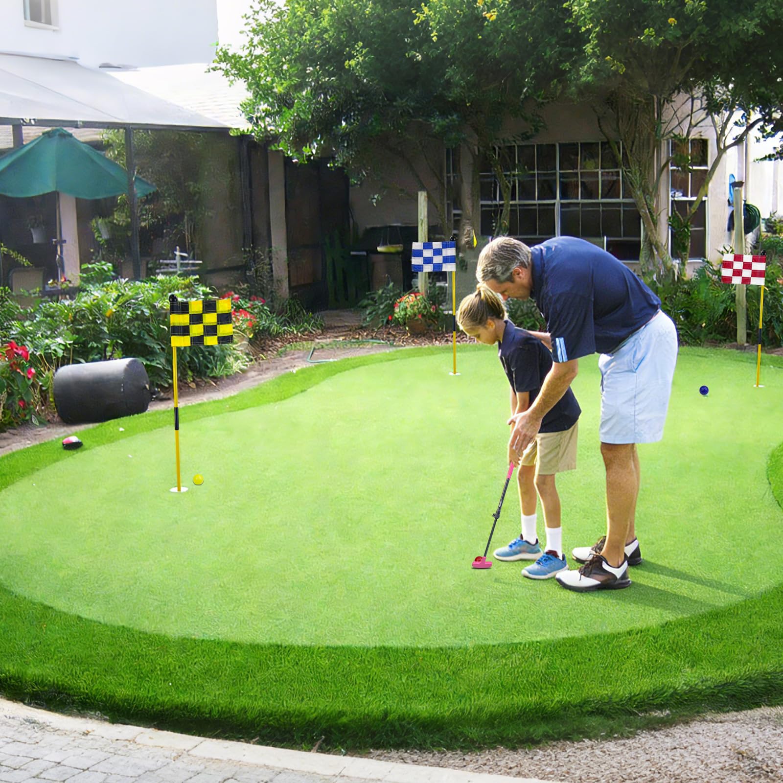 Mini bandera de golf, bandera verde para patio, playa, juego de marea baja, todos 3 pies, juego de tazas con agujero de bandera de golf, 2 putters ajustables, 3 banderas y copas de agujero, 6 pelotas