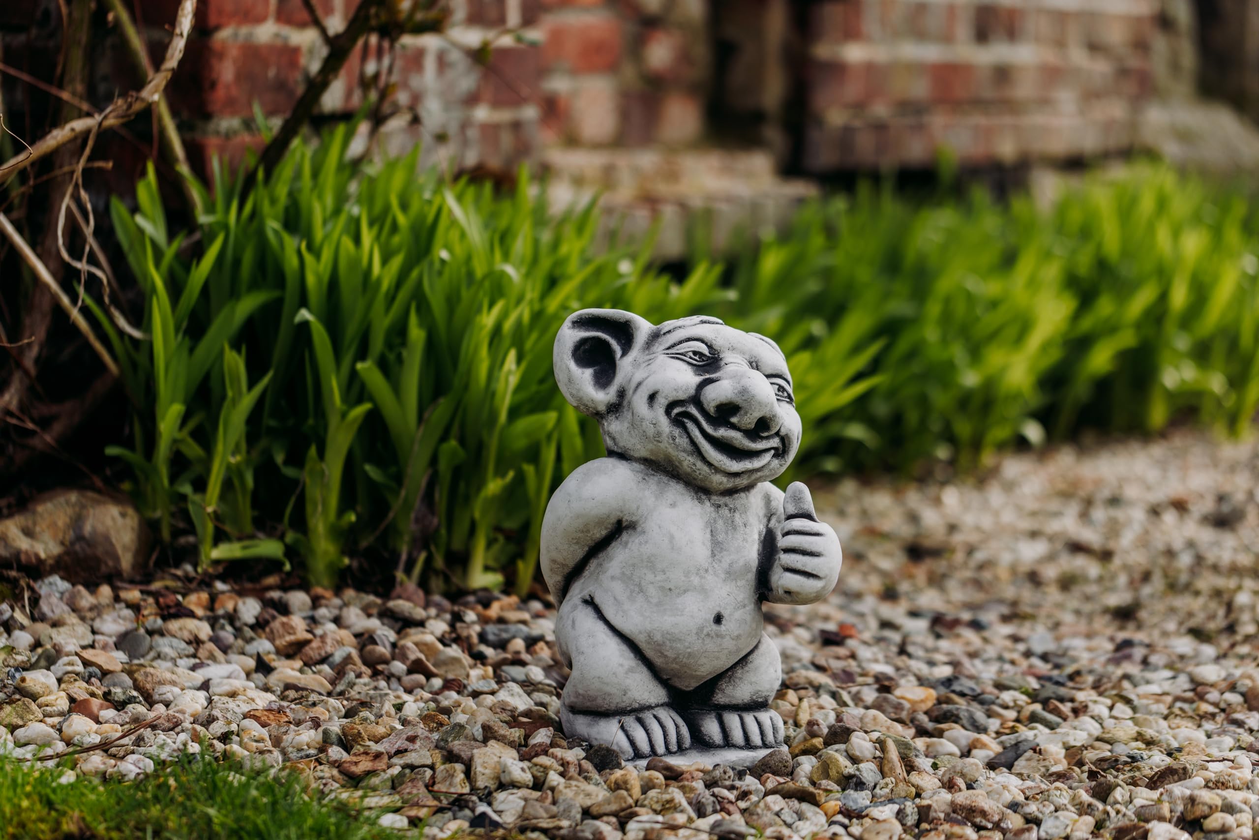 gartendekoparadies.de Massive Steinfigur XXL Troll Alles Prima! H. 37 cm, 16 kg Gnom Wichtel Kobold aus Steinguss Frostsicher Grau