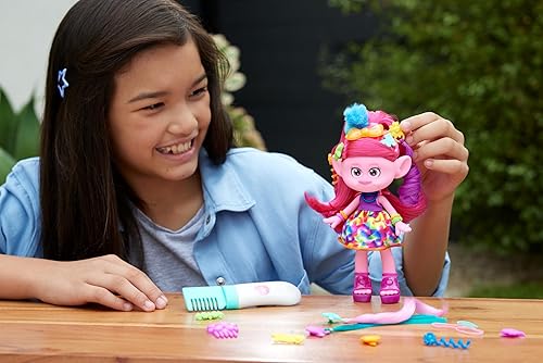 Miniatura 2 de Mattel Muñeca DreamWorks Trolls Band Together y más de 15 accesorios, muñeca de moda Queen Poppy con peine de purpurina