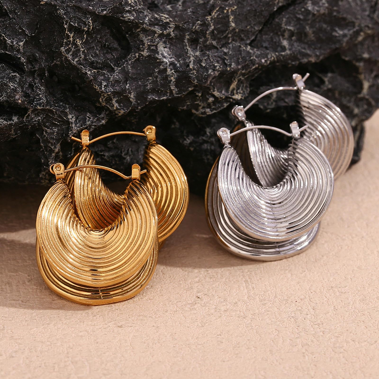 Edelstahl 18 Karat vergoldet, modische, individuell gefaltete High-Low-Ohrringe mit Gewindekrempe, schickes Damen-Accessoire-Geschenk