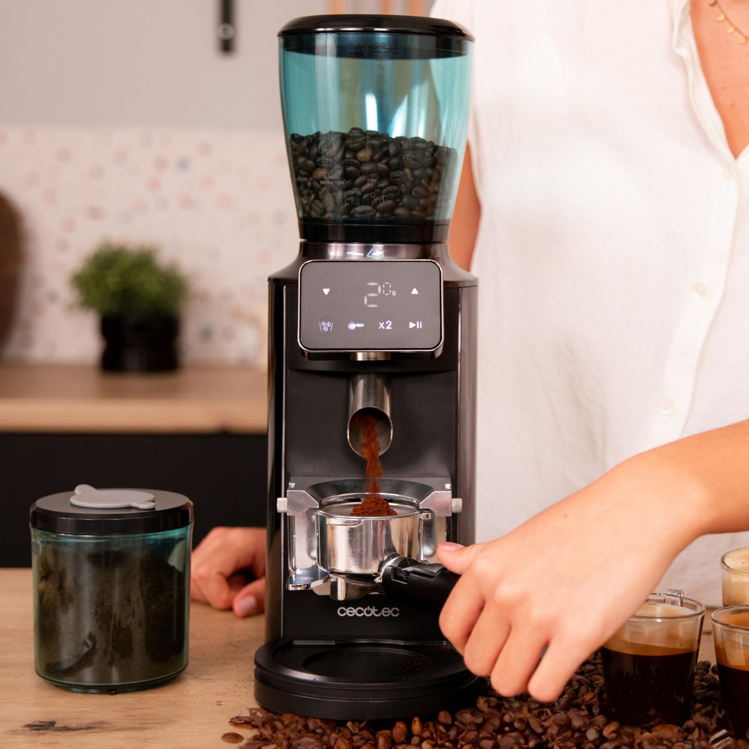 Cecotec - Moulin à Café Électrique SteelMill Touch - 200W, Acier Inoxydable, Écran Tactile et 30 Niveaux de Mouture, Récipient à Grains de 300gr avec Couvercle et 200gr de Café en Poudre