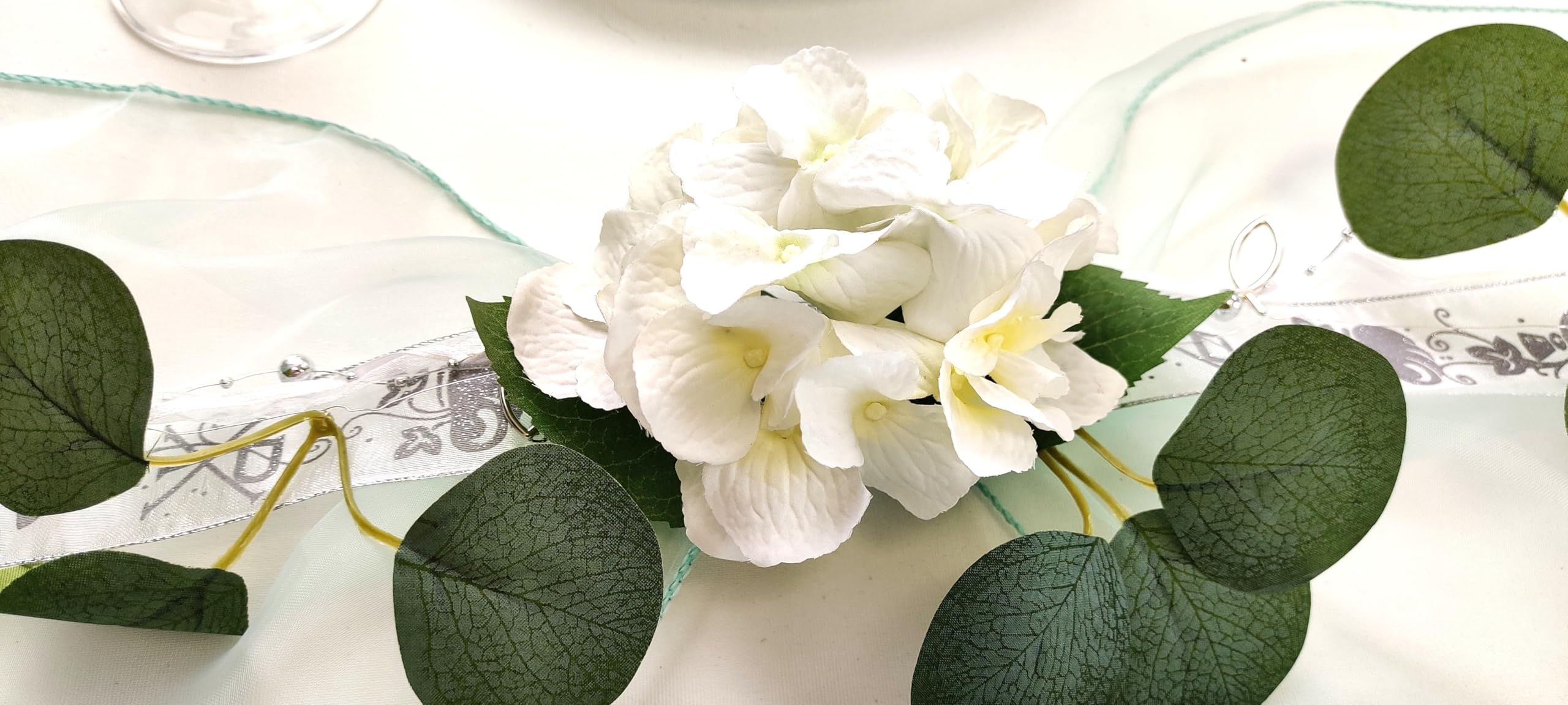 Tischdeko Set für 16-20 Personen in Mint-Creme. Festliche Deko für Taufe, Kommunion & Konfirmation im Greenery Design mit Eukalyptus und Hortensien. Komplett Set "Spirit" Gr. M von Fibula [STYLE]