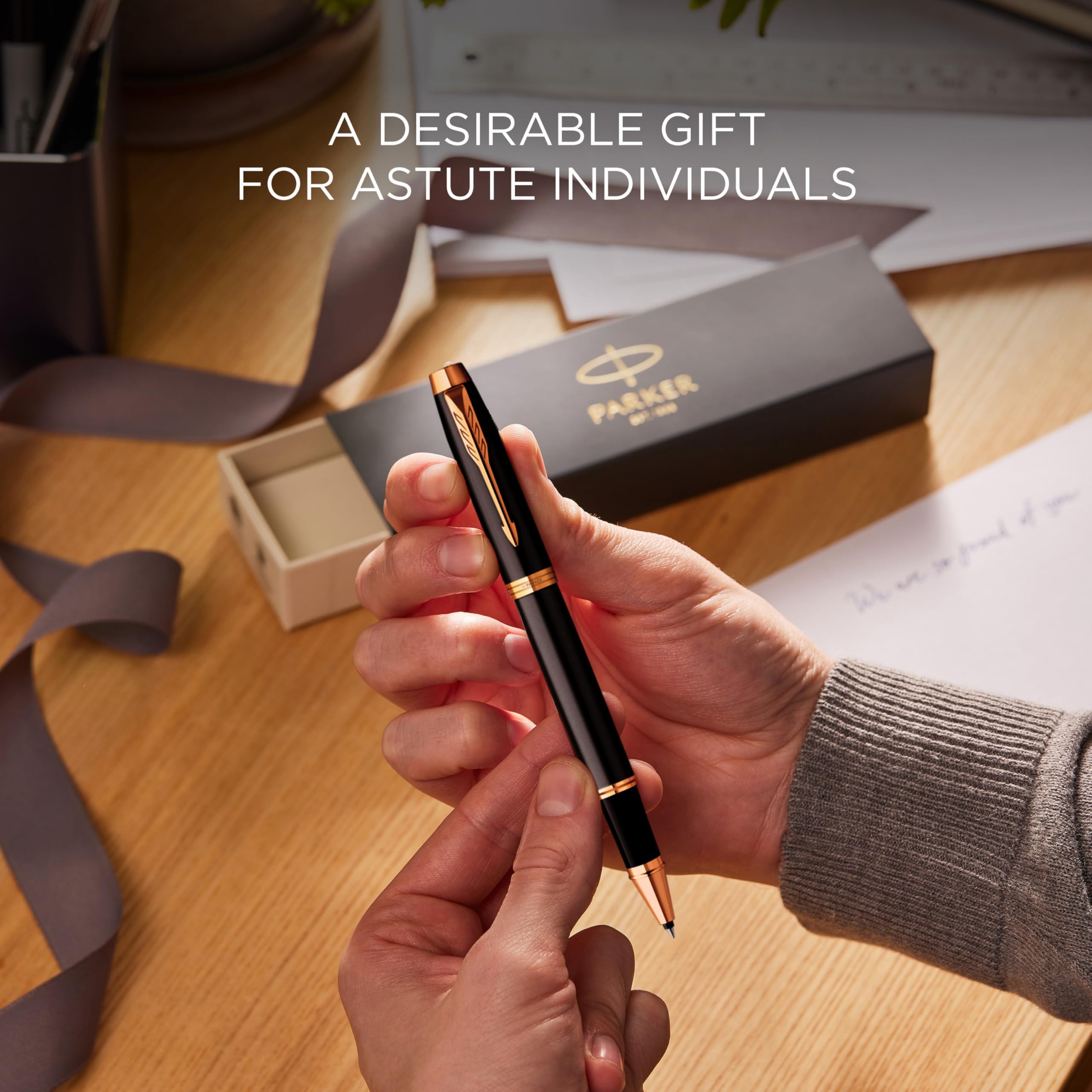 Parker IM Stylo Roller | Laque Grise avec Finitions Or | Pointe Fine en Acier Inoxydable | Recharge d'Encre Noire | Coffret Cadeau | Cadeaux de Fin d'Études Parfaits