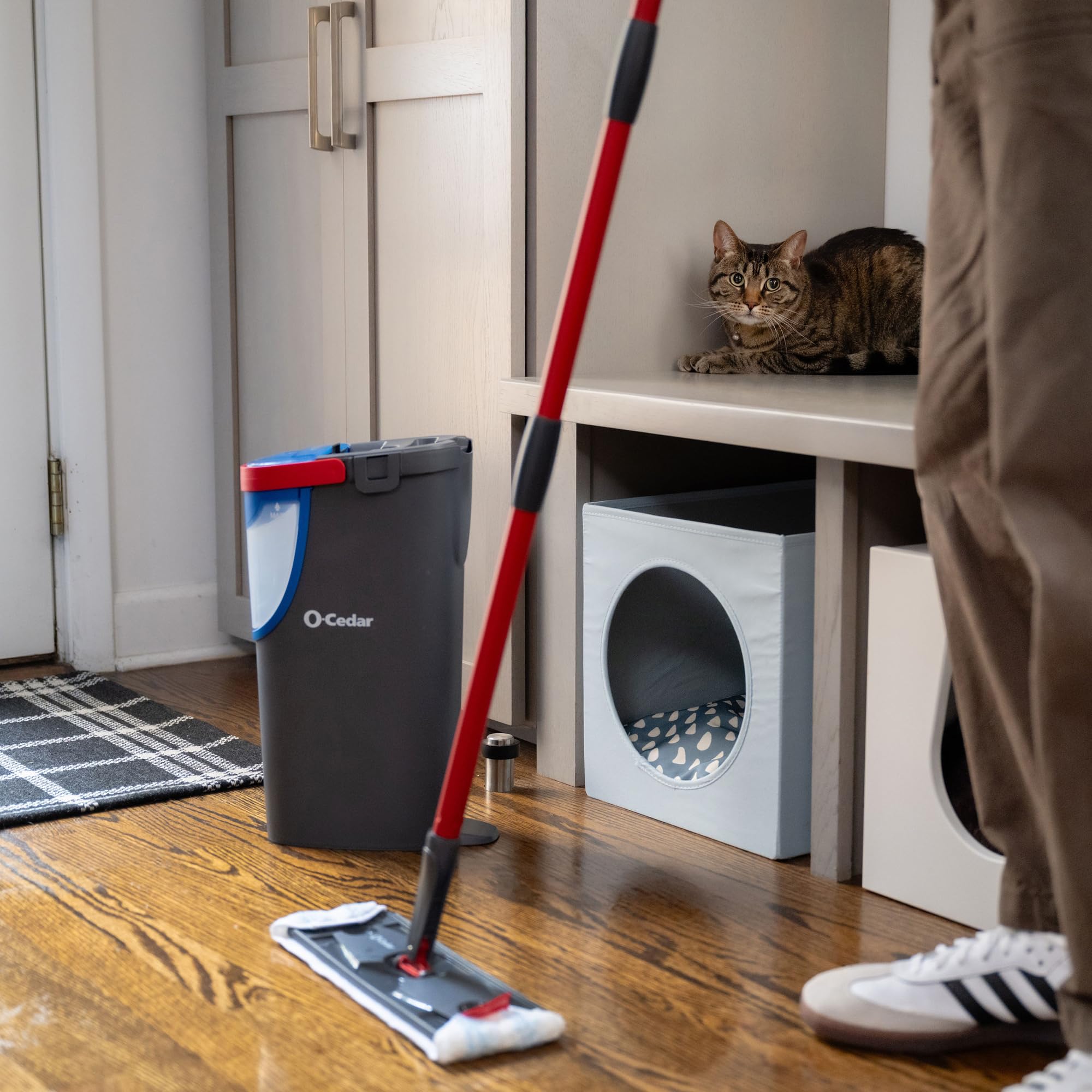 O-Cedar H2prO Flaches Wischmopp-System, schnelles Reinigungswerkzeug, Reinigung mit sauberem Wasser, maschinenwaschbar, wiederverwendbar, Mikrofaser-Wischpad, sicher auf Holzböden, Vinyl, Fliesen,