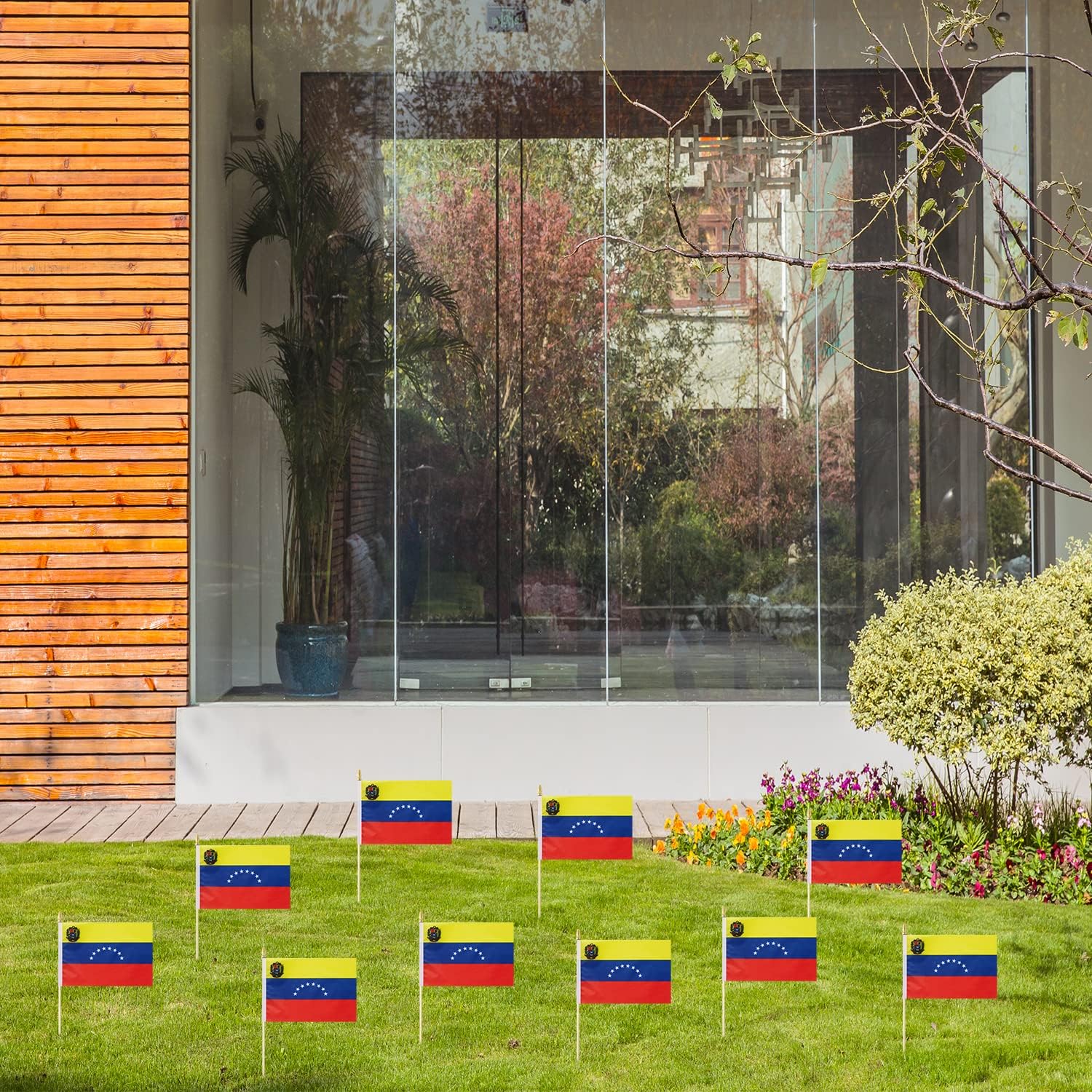 25 Pack Venezuela Venezuelan Flag Small Mini Flag Wood Hand Held Stick Flag,Suitable For Various Holiday Parties, World Cup, National Day, And National Flag Day.