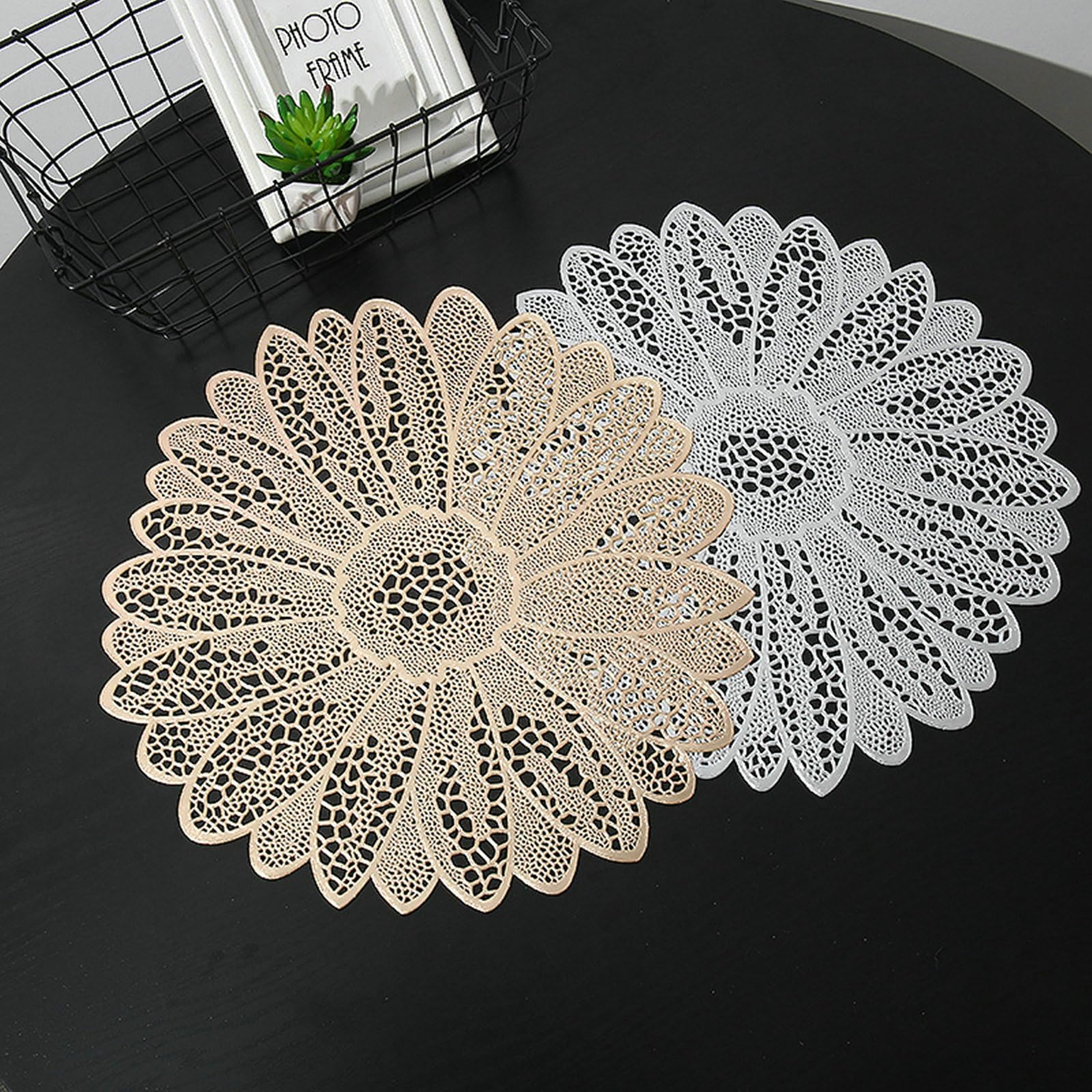 Juego de 10 manteles individuales de mesa (PVC, redondo, forma de flor hueca, de estilo europeo, antideslizantes, fáciles de limpiar, plata, 38 cm)