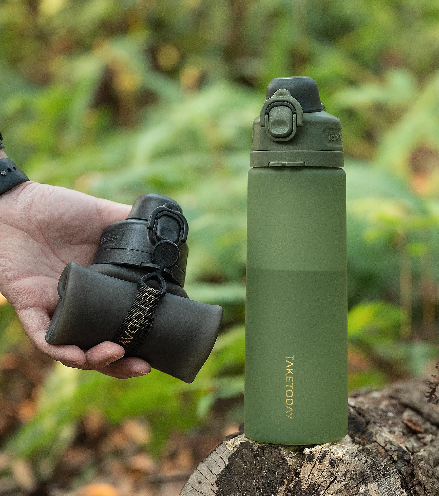 TakeToday Faltbare Wasserflaschen, 600 ml, 2 Stück, auslaufsicher, BPA-frei, faltbare Silikon-Reise-Wasserflasche mit Strohhalmgurt für Reisen, Outdoor, Schwarz und Dschungel | Faltbare Flasche aus Platin-Silikon mit auslaufsicherem Deckel, breite Öffnung