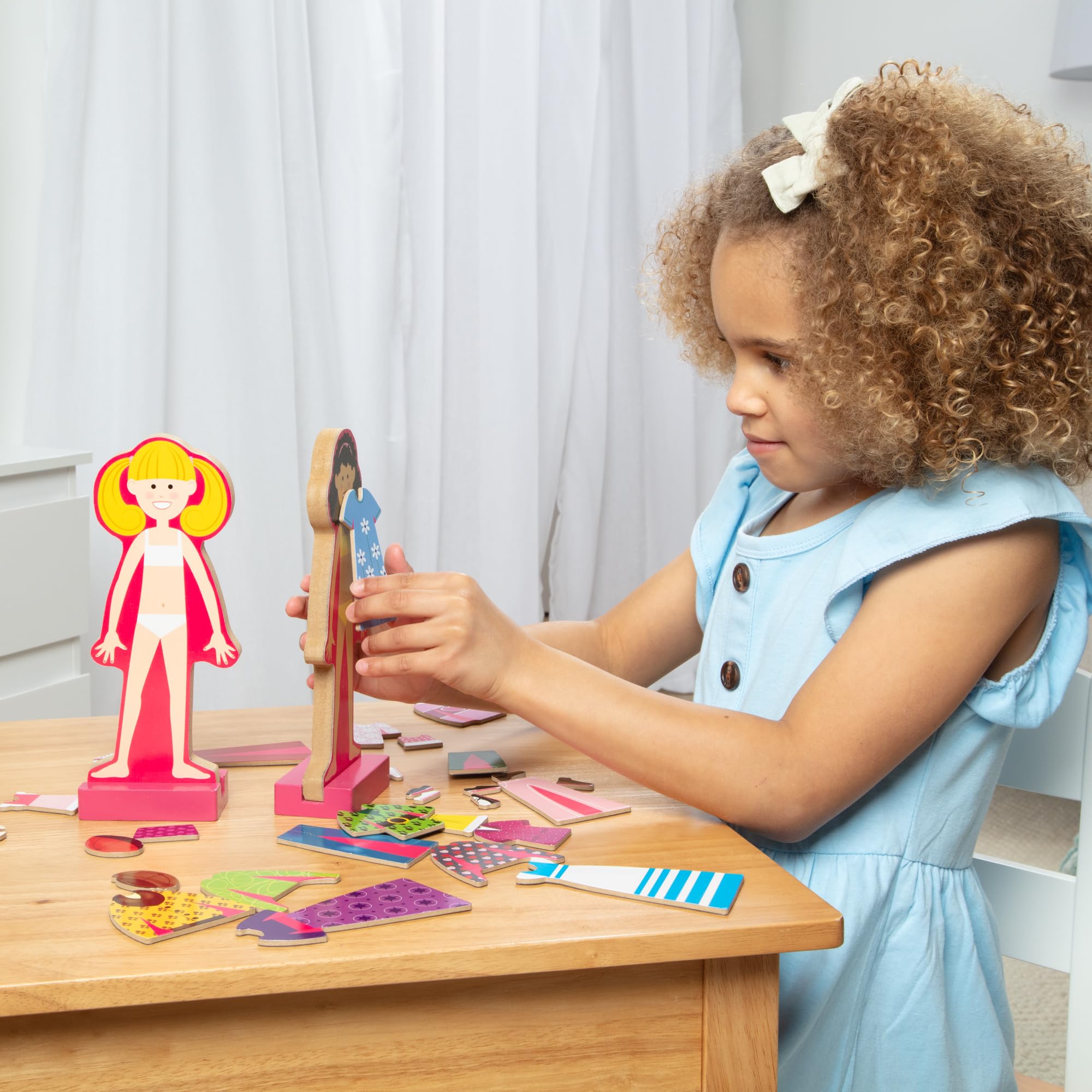 Melissa & Doug - Magnetische Anziehpuppen aus Holz - mit mehr als 60 Teilen für kreativen Ankleidespaß, Fördert Fantasie und Motorik, Für Kinder ab 3 Jahren