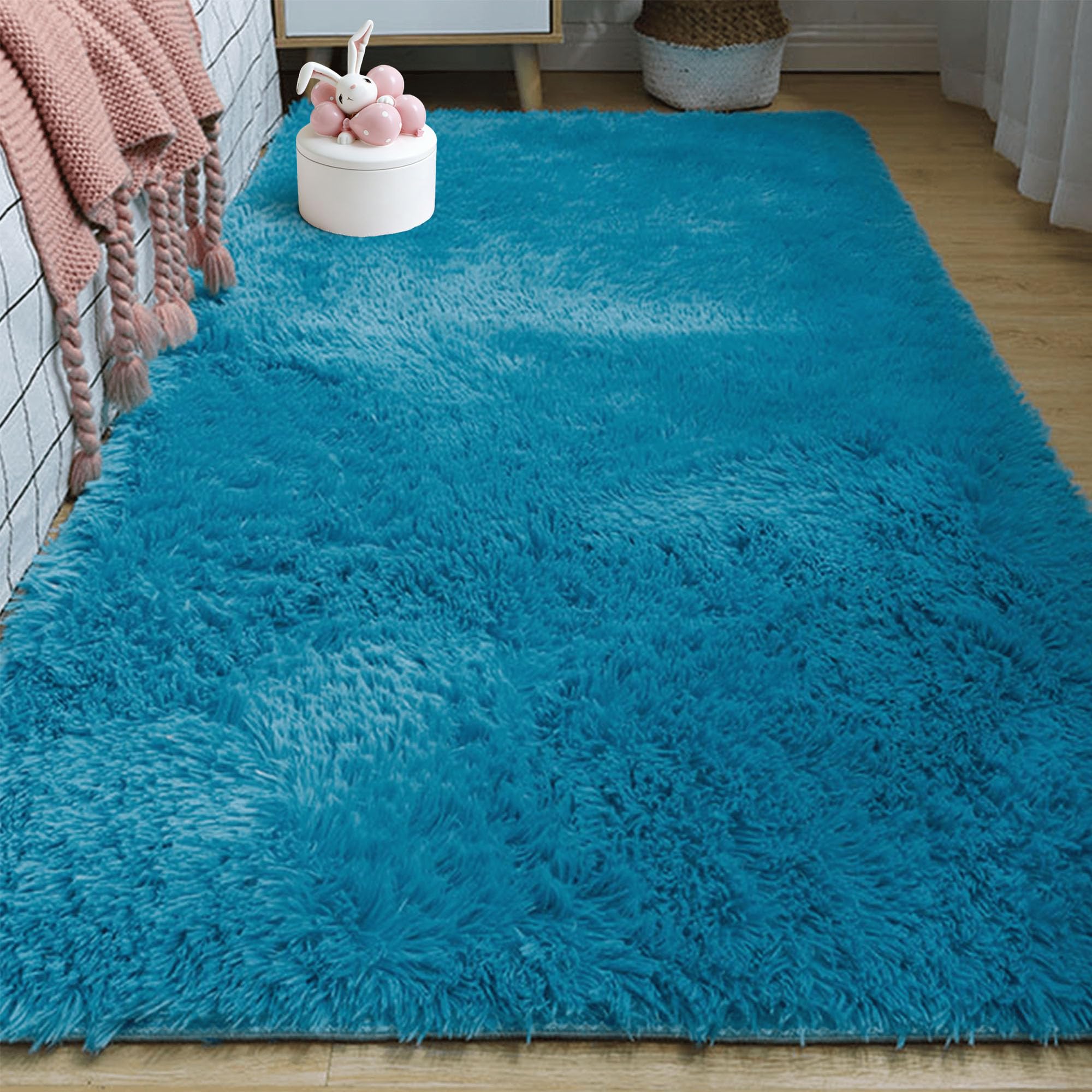 Tapis grand salon bleu lavable fini les glissades avec la base antidérapante