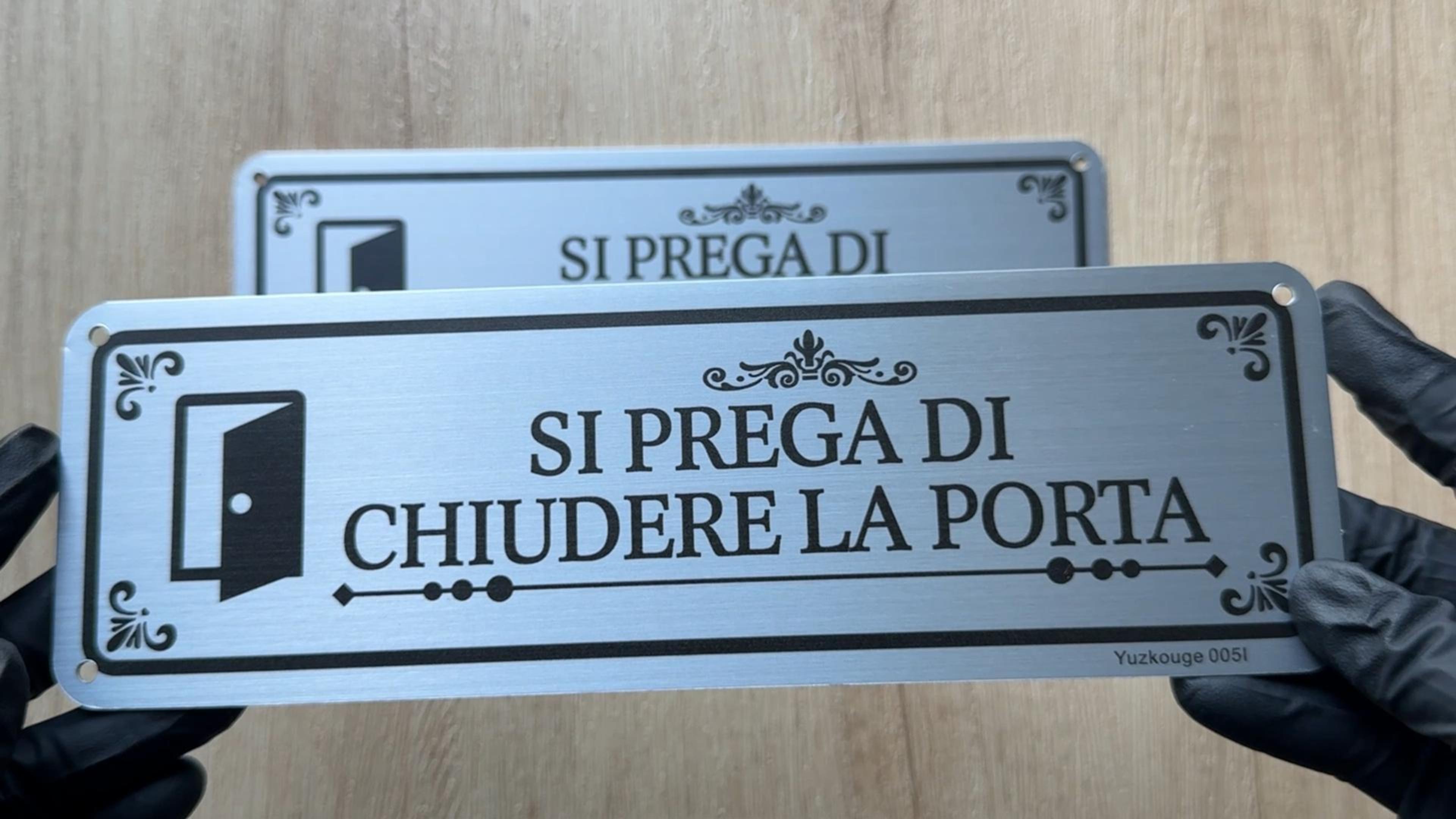 Cartello Autoadesivo Fotoluminescente 'Please Close This Door' – 100x150 Mm, Norme EN ISO 7010