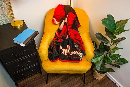 Miniatura 5 de Silver Buffalo Marvel Universe Spidey Close Up Web Shooter - Manta de forro polar de 45 x 60 pulgadas