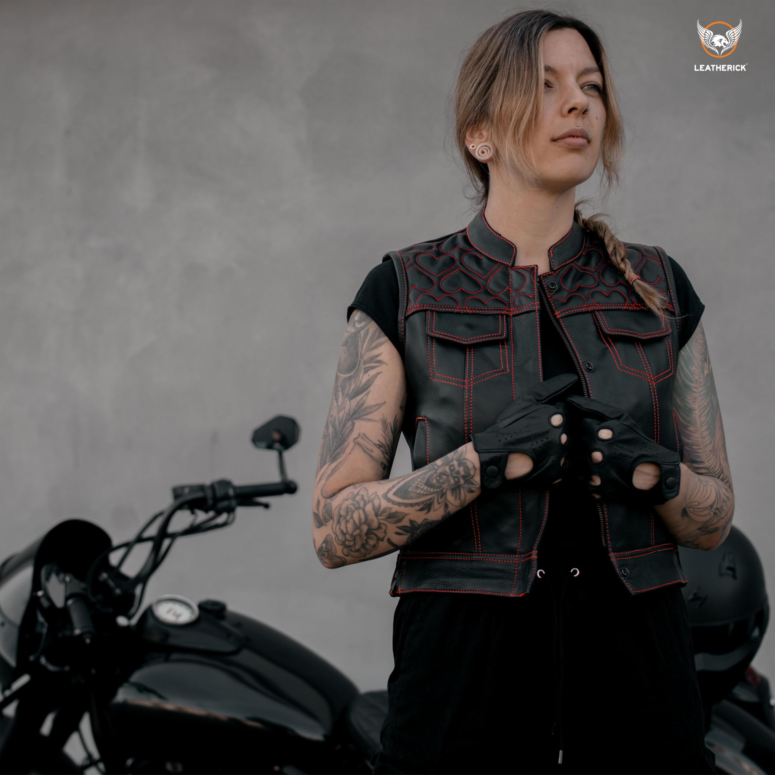 Leatherick Chaleco de cuero negro para motocicleta para mujer Forro tradicional de satén Paisley con costuras de corazón rosa