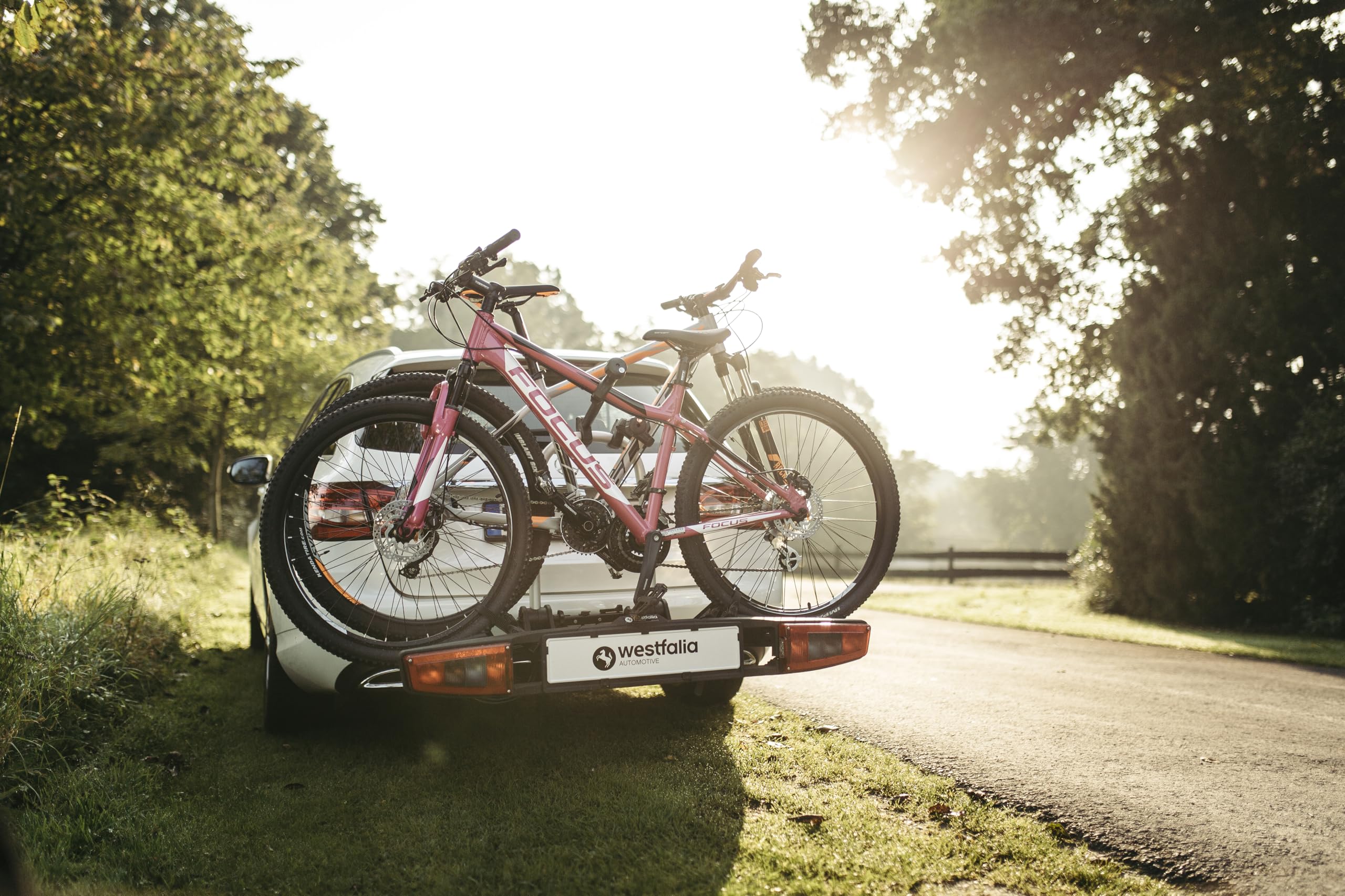 Westfalia-Automotive Bikelander Bagażnik Rowerowy Na Hak | W zestawie torba | 3 Rowery | Kompatybilny z rowerami elektrycznymi | Składany | Hybrydowe światła LED