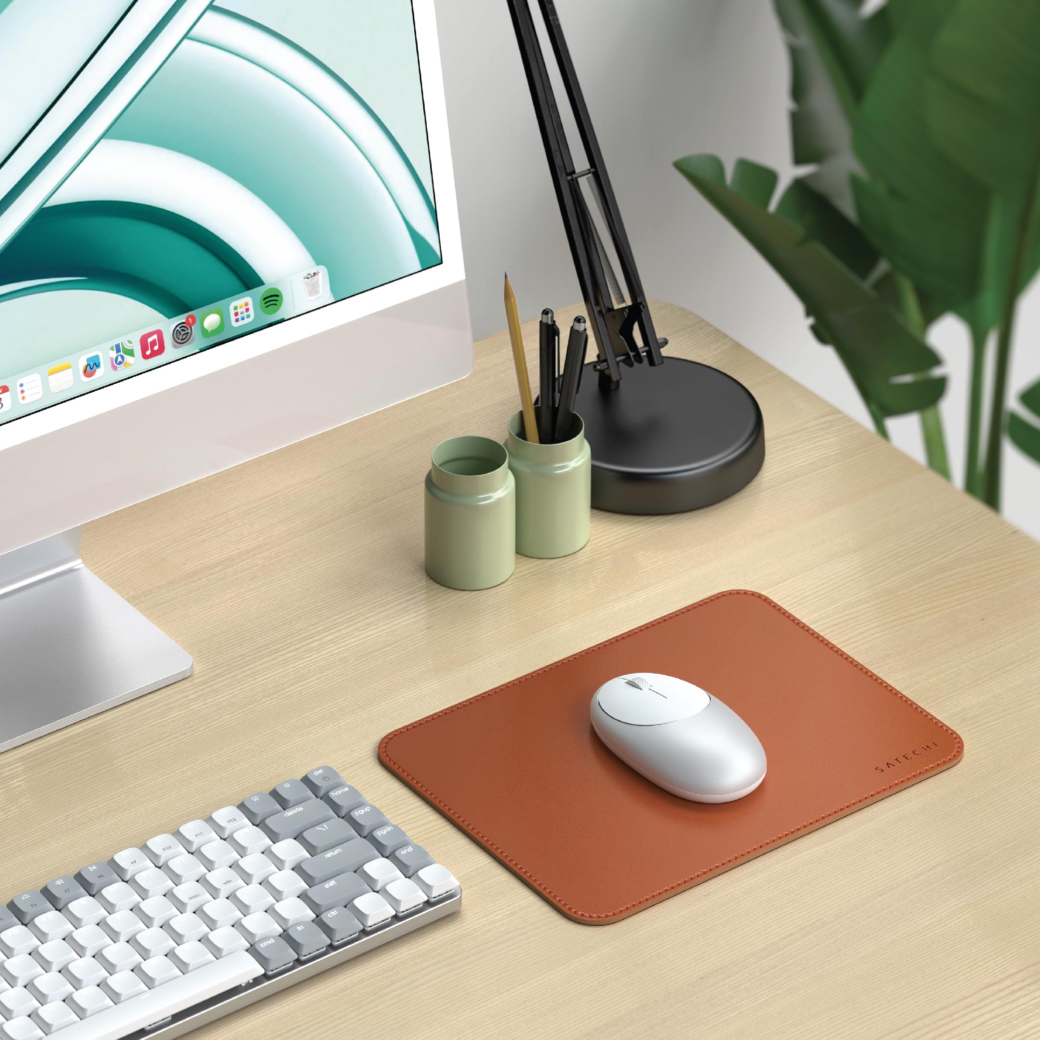 SATECHI Alfombrilla para Ratón 25 x 19 cm, Mouse Pad para Oficina y Hogar, Tapete Elegante, Reversible y Resistente a Arañazos - Material Premium (PU), Mousepad Marrón