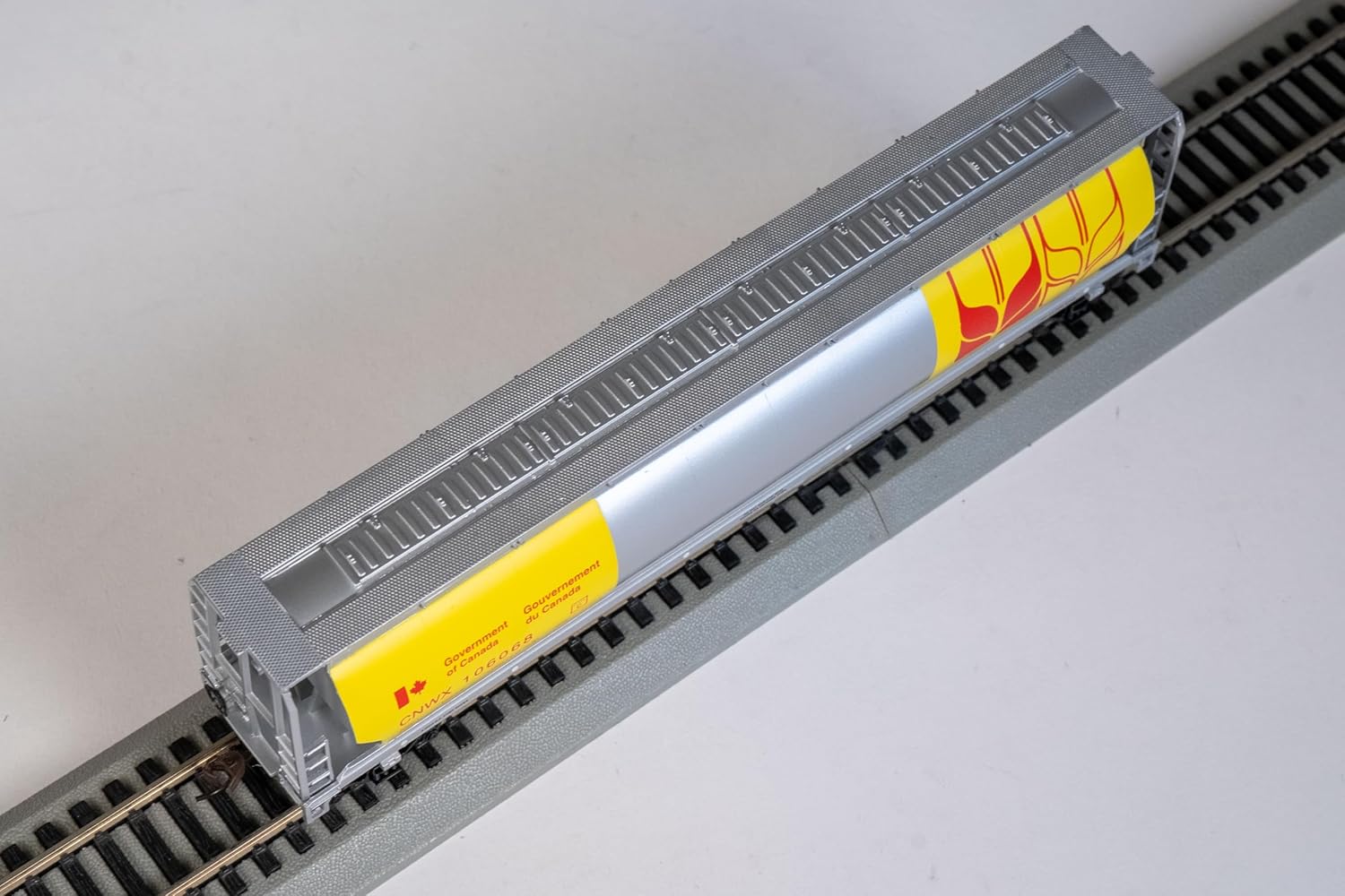 Bachmann Trains - Canadian 4 Bay Cylindrical Grain Hopper - Government of Canada - Yellow - HO Scale