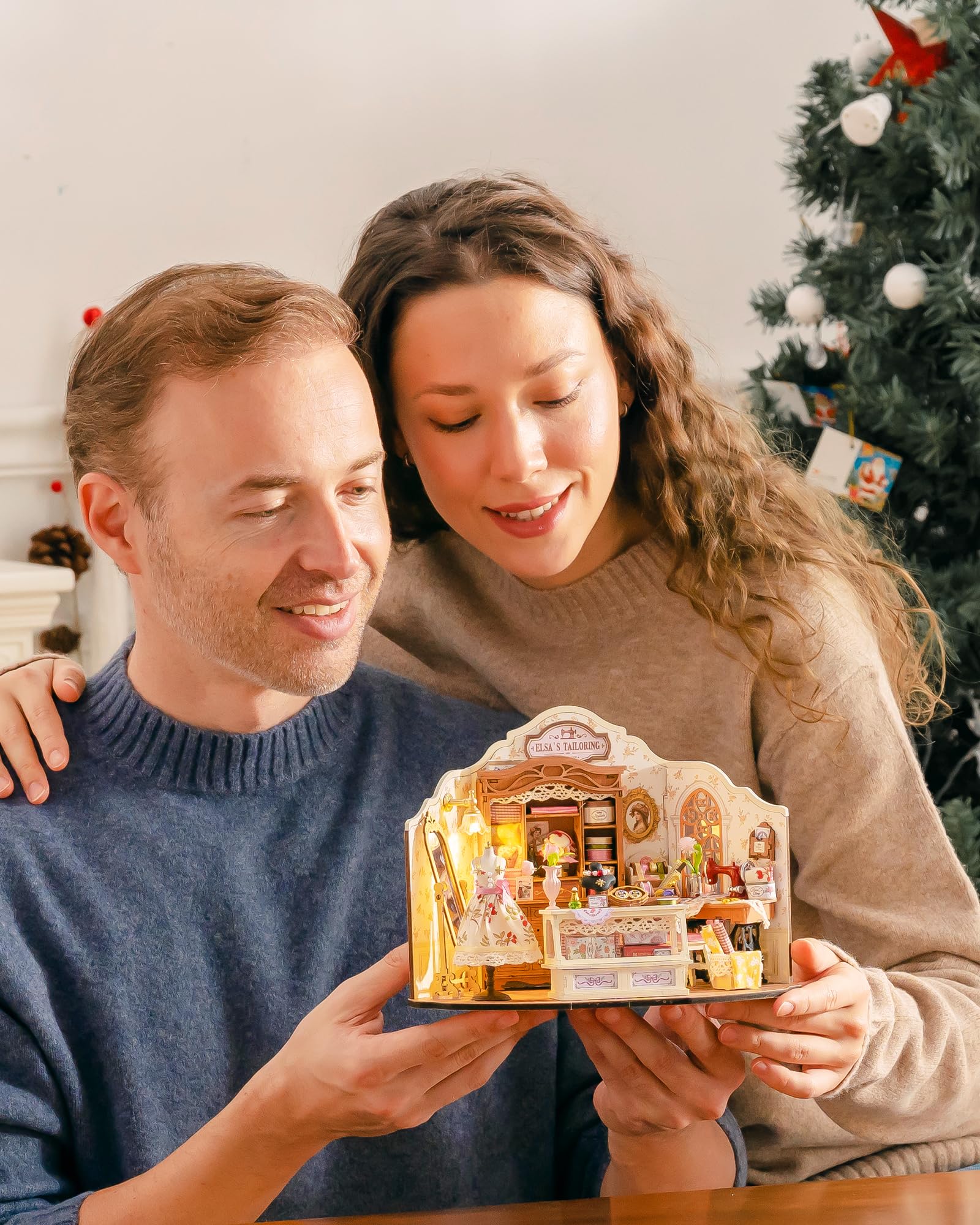 Rolife Casa delle Bambole Sartoria di Elsa Casa Miniatura Kit Modello in Legno Stile Vintage Rustico Decorazione Regalo di Compleanno per Lei