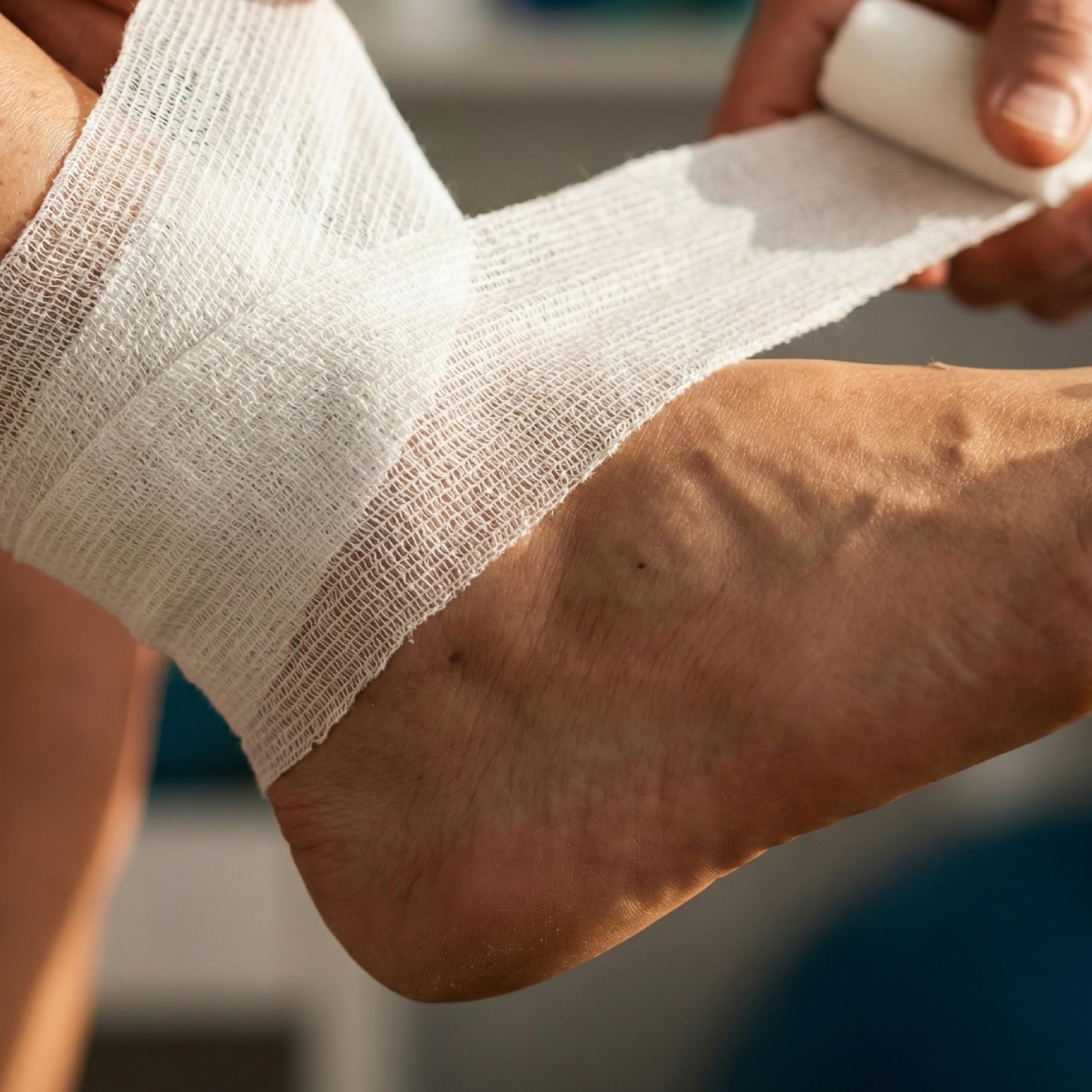 KMINA Benda Elastica per Fasciatura 5 cm x 4 m, Senza Lattice (240 pz) | Viscosa e Poliammide Traspiranti, Allungamento del 100%, Fissaggio Medicazioni, Uso Clinico, 12 Scatole da 20, Bianca
