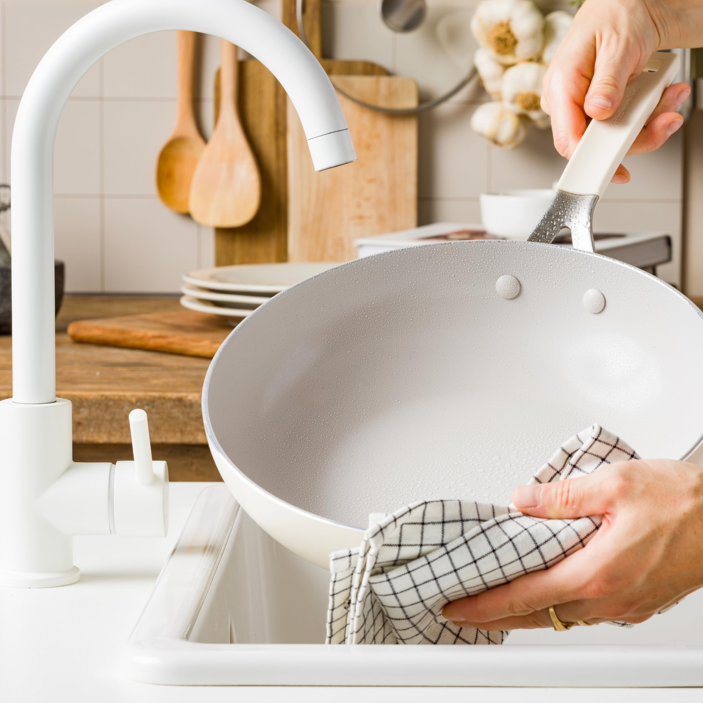 KitchenAid Aluminium Wok Ceramica Antiaderente, 28 cm/3,69 L, Senza PFAS, Compatibile Induzione, Manico Acciaio Inox, Adatto Forno, Lavabile Lavastoviglie, Crema
