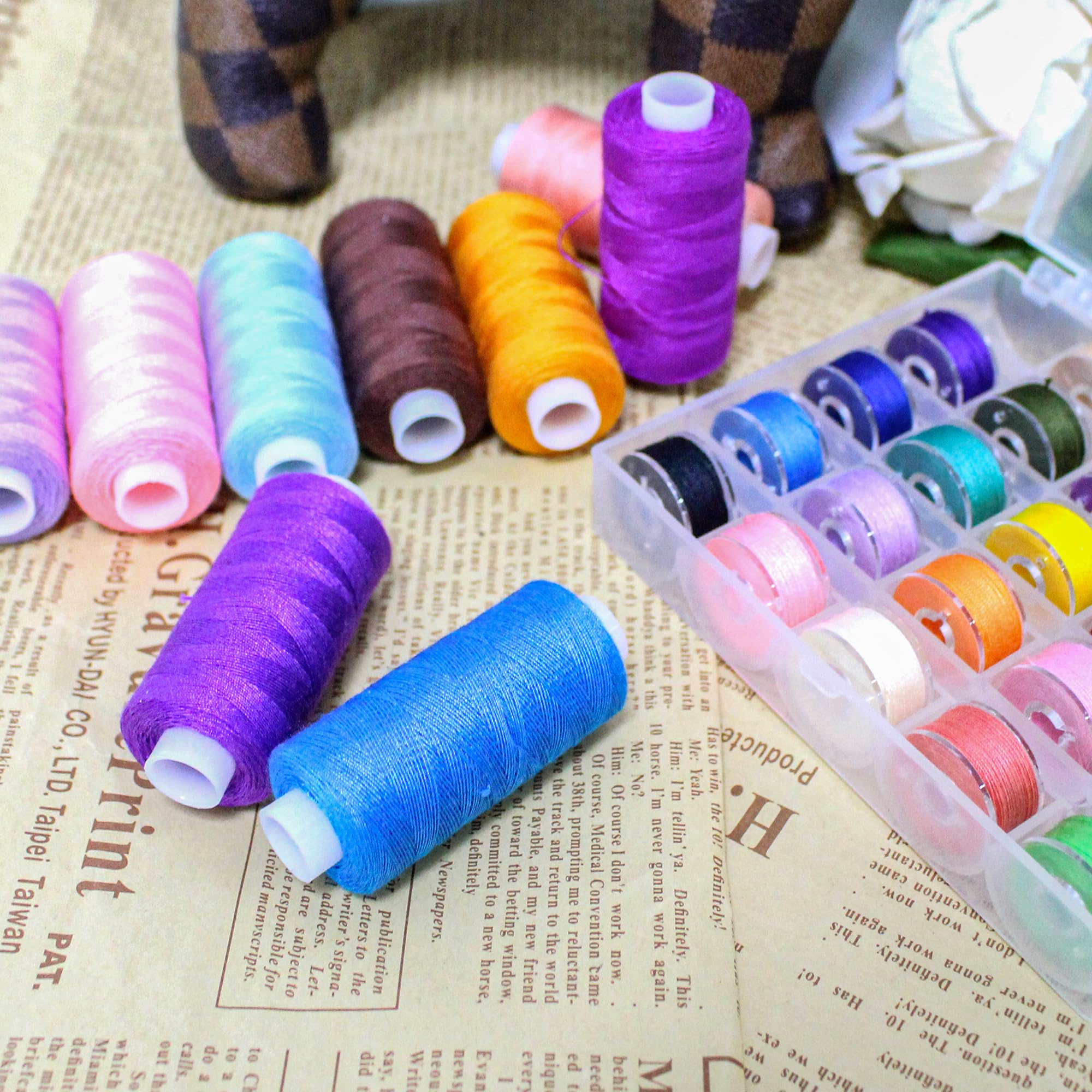 SHRJ Kit de 130 hilos de coser, 50 colores para máquina de coser, bobinas preenrolladas con hilo de bobina, surtido de agujas de almacenamiento, 400 yardas por carrete, hilo de poliéster