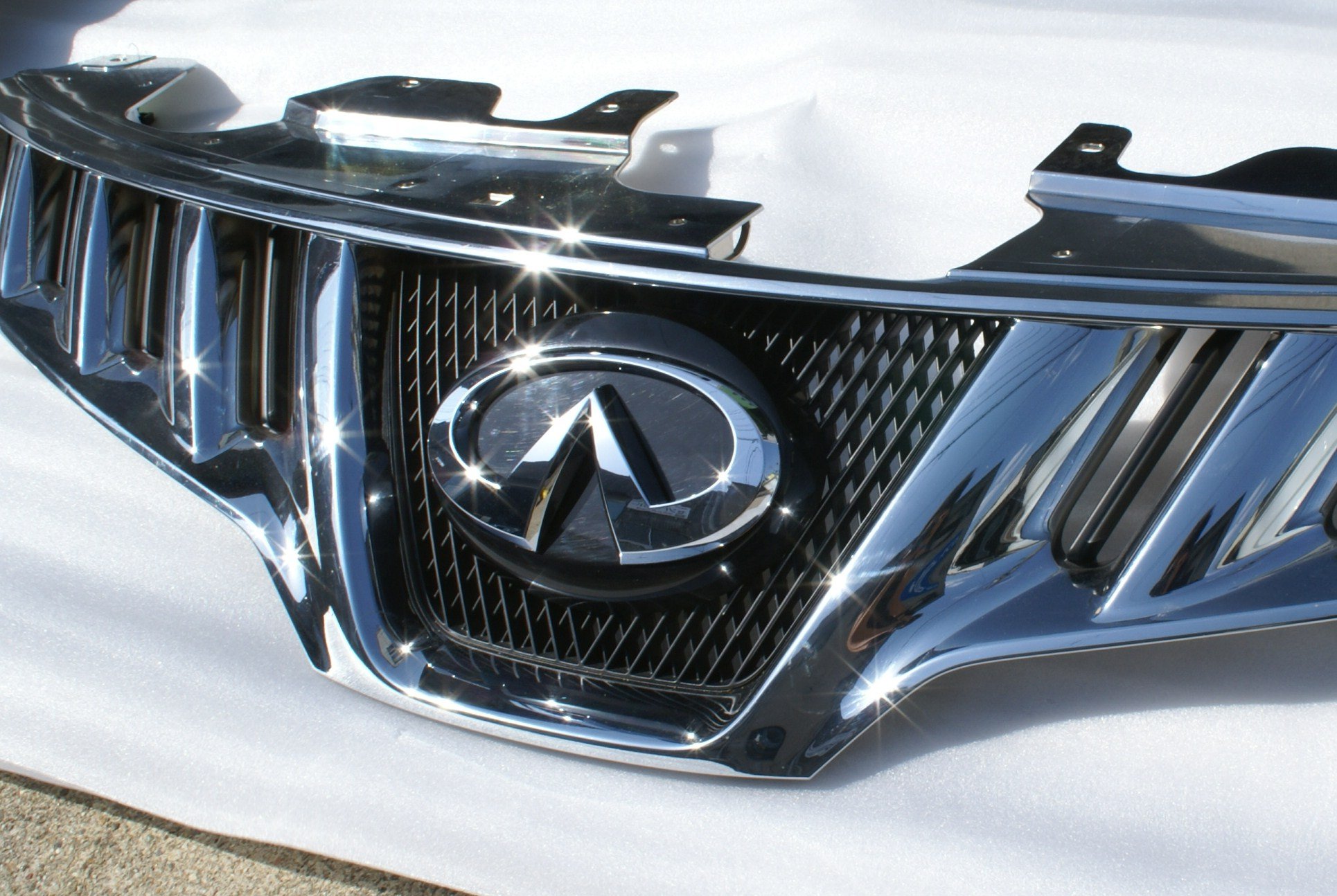 Amazon | INFINITI 【正規輸入品使用 フロントグリルエンブレム 台座