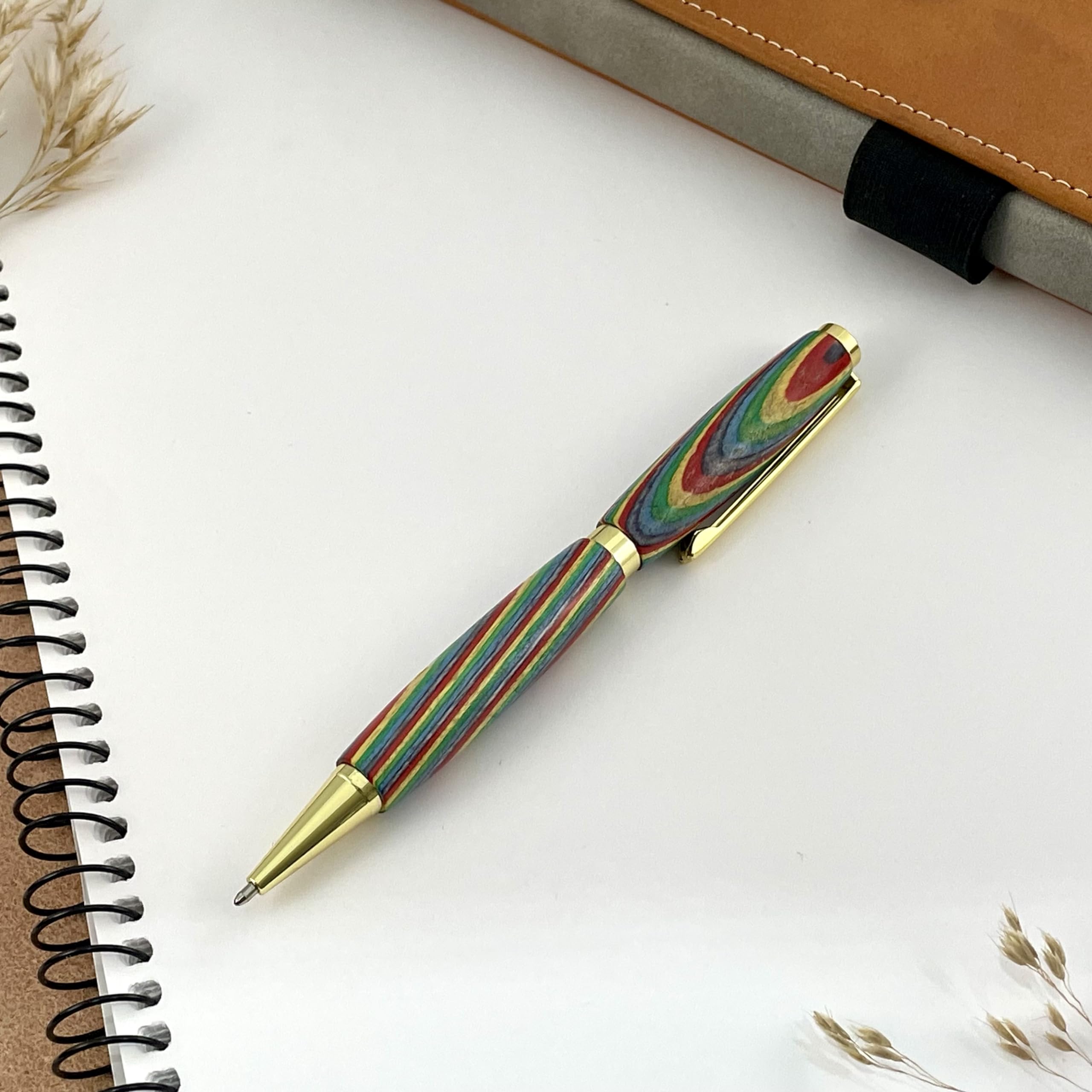 Penna Personalizzabile in Legno Arcobaleno, Realizzata a Mano in Francia, Regalo di Penna Personalizzata con Incisione, Scatola in Metallo | Originale, Natale, Matrimonio, Amico