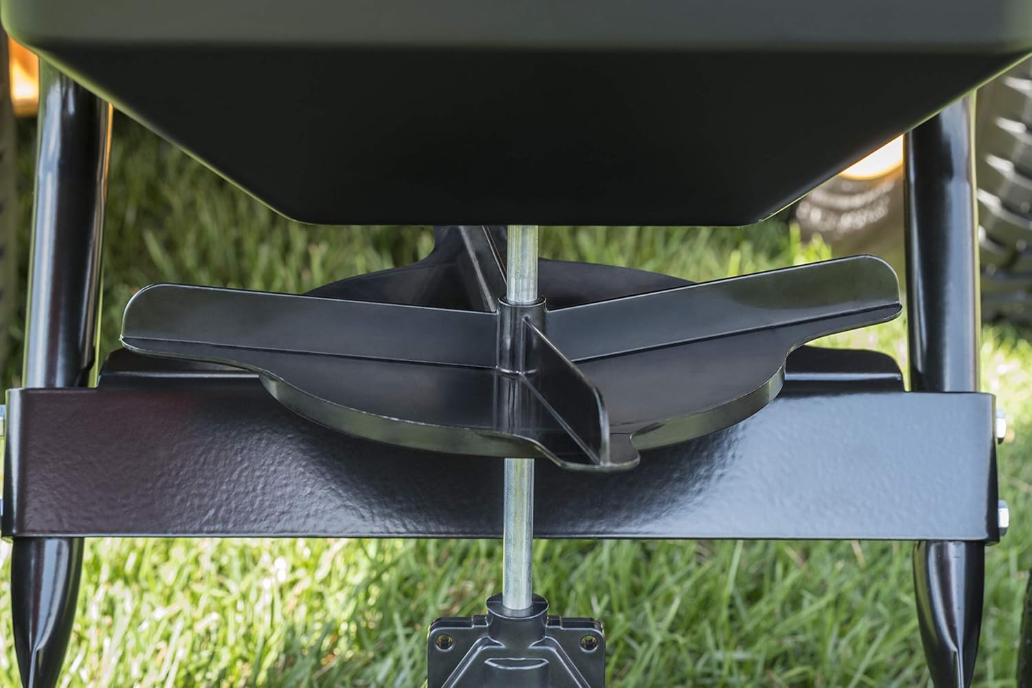 Agri-Fab 85 lb. Tow Broadcast Spreader 45-0530 85 lb. Tow Broadcast Spreader, One Size, Black : Patio, Lawn & Garden