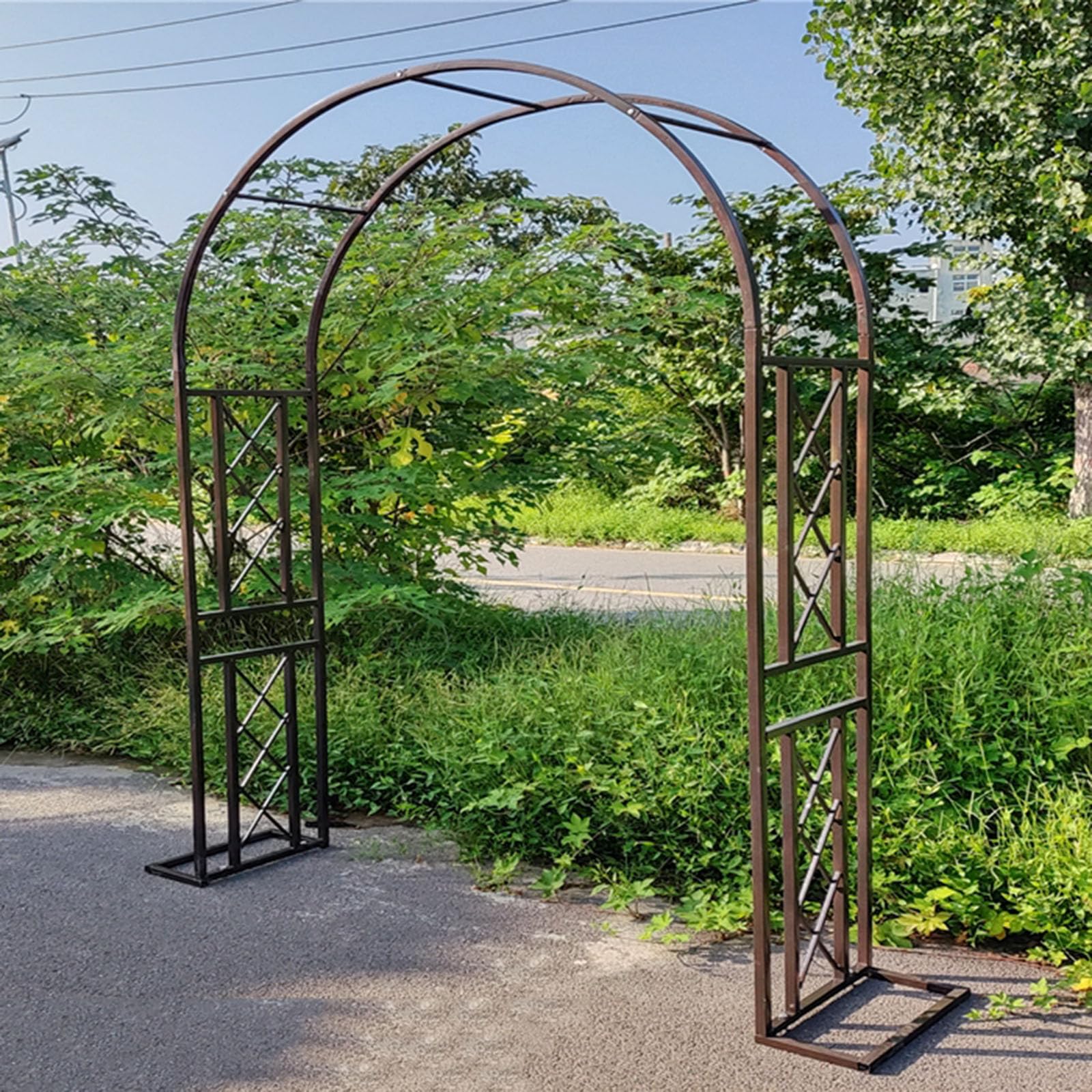 Arche de roses pour sublimer une allée avec treillis de jardin