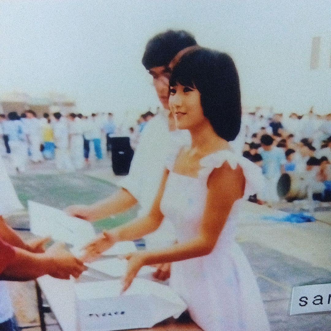 Amazon.co.jp: 岡田有希子 デビュー初期写真 サイン会と握手会 : おもちゃ