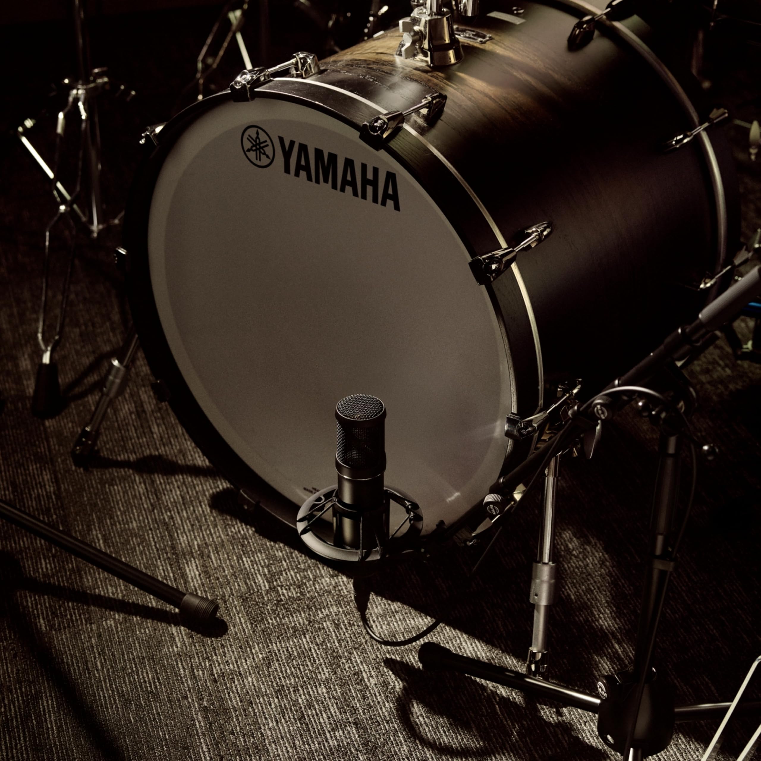 YAMAHA YCM705 Micrófono de condensador – Calidad de estudio, gran diafragma de 1", PAD -10/-20 dB, filtros low-cut, respuesta de frecuencia 20 Hz–20 kHz, alta tolerancia SPL – Negro