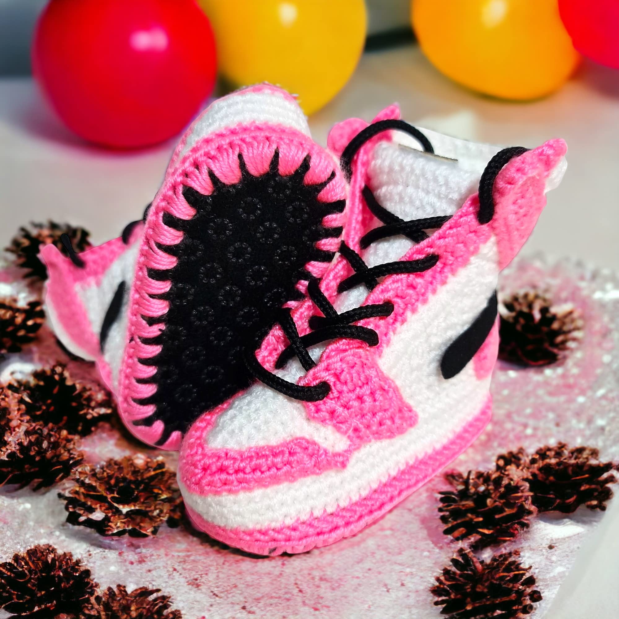 Handgefertigte Rosa Baby Sneaker im Jordan Style - Weiche Häkelschuhe für Neugeborene - Erstlingsschuhe & Bequeme Babyparty Geschenkidee - Erste Schritte Booties