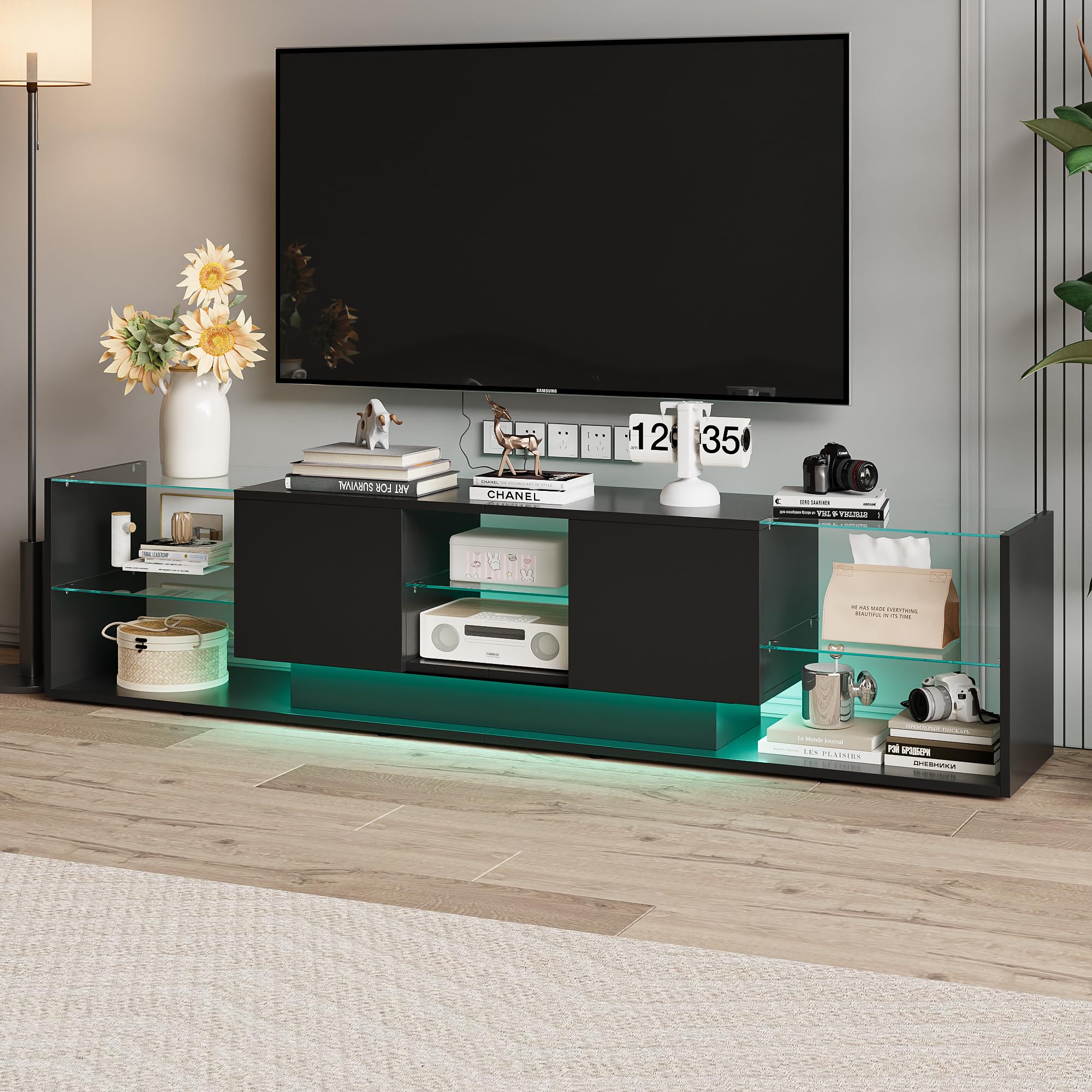 Mueble de TV con luces LED para televisores de hasta 85 pulgadas, moderno y brillante, con espacio de almacenamiento y estantes de cristal abiertos, para salón, dormitorio, color negro