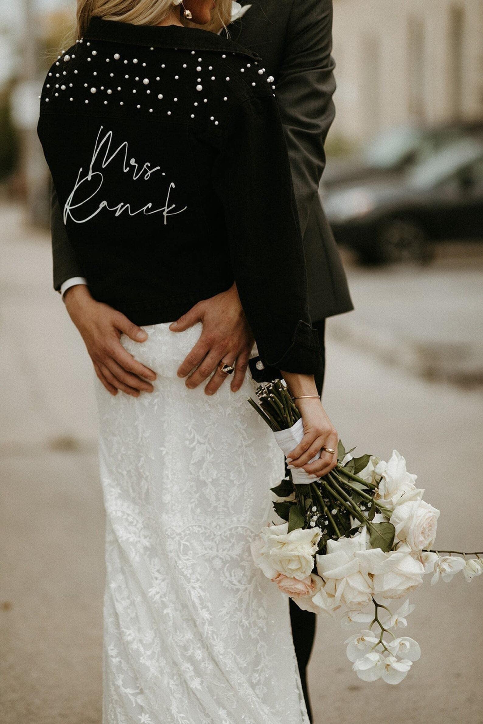 Chaqueta de mezclilla personalizada con perlas para mujer, chaqueta de mezclilla blanca con perlas, chaqueta de mezclilla para novia