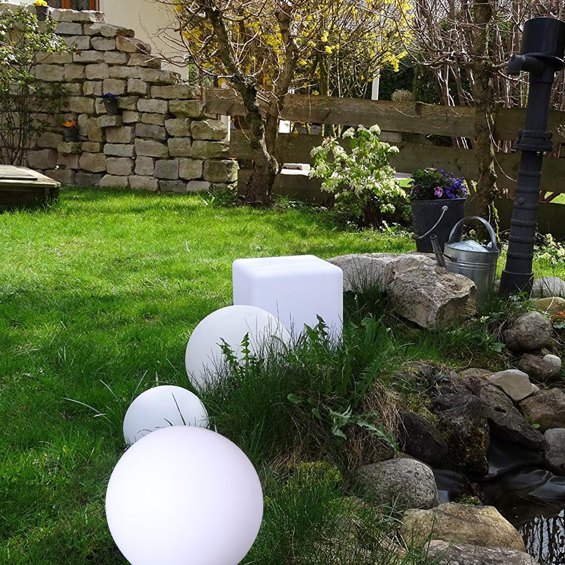 MR.GO 10" LED Solaire Lampe Boule Lumière Imperméable Sphère Lampe avec Télécommande, 16 Couleurs Dimmable, Changement de Couleur Lumière D'ambiance Jardin Orbe avec Piquet pour la Décor Extérieure
