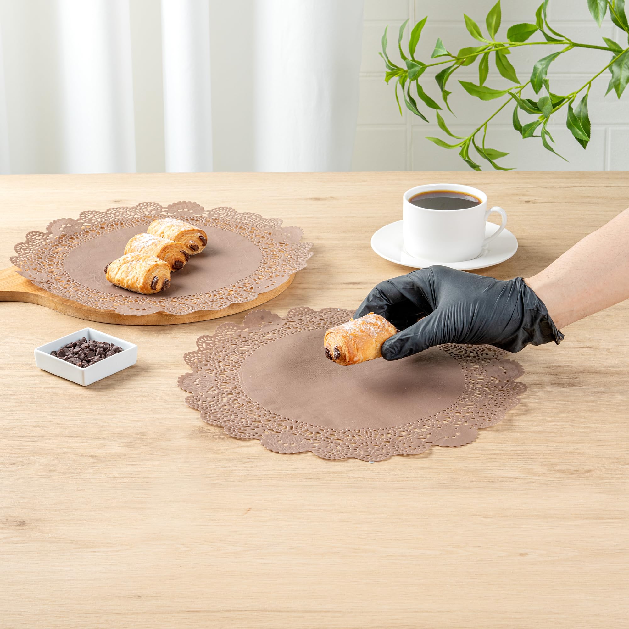 Restaurantware -Pastry Tek Centrini di carta in pizzo da 30,5 x 30,5 cm, 4000 centrini usa e getta da tavolo, elegante finitura in pizzo, lunga durata, tovaglietta in carta marrone, per pasticceria